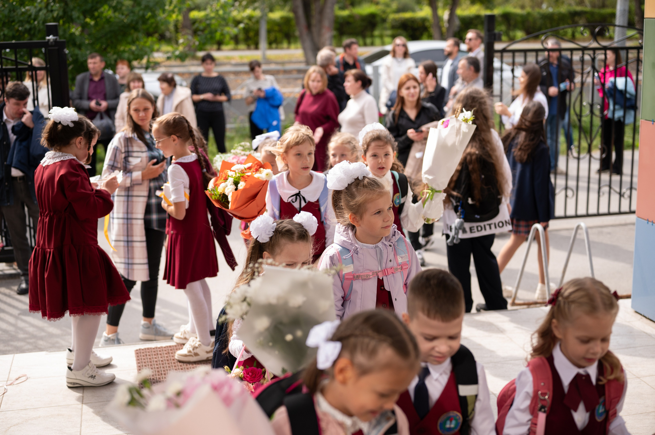 1 сентября 16 гимназия 2 класс (линейка + в классе+ на улице). Фотограф новорожденных, семейный детский в Тюмени Татьяна Морозова