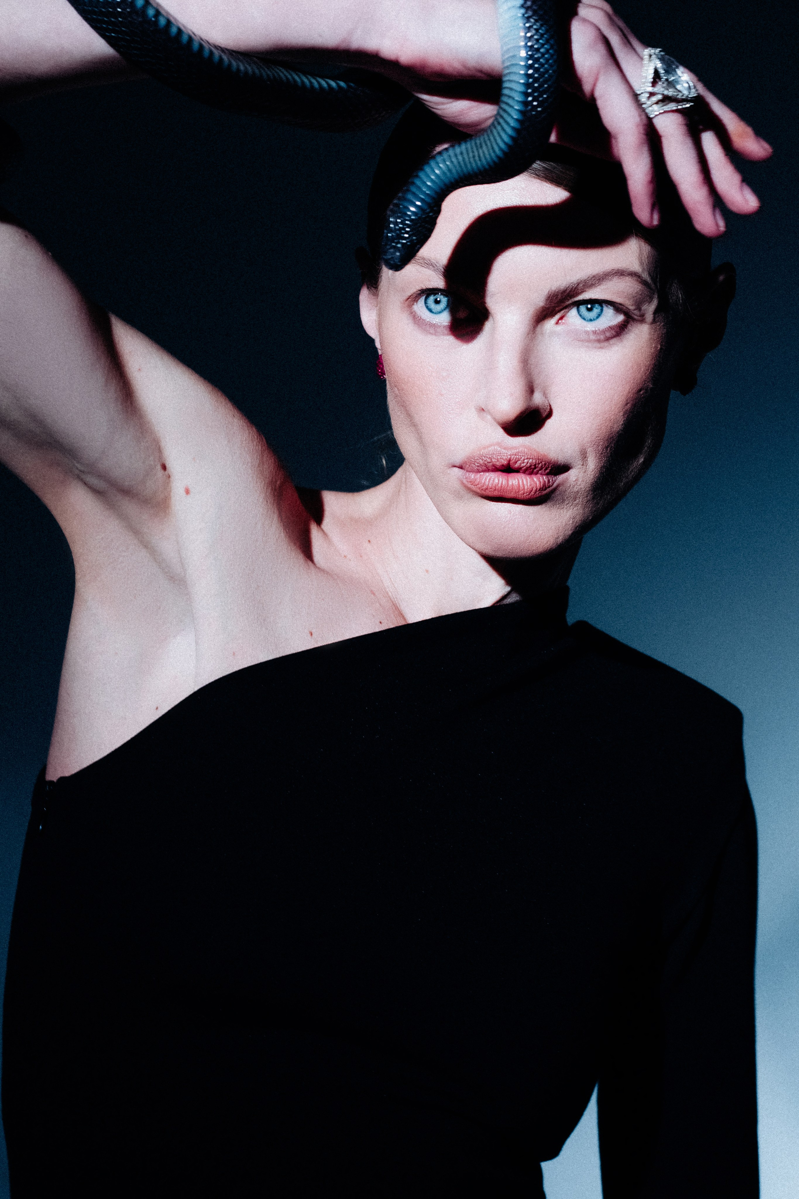 Девушка со змеёй, голубые глаза.