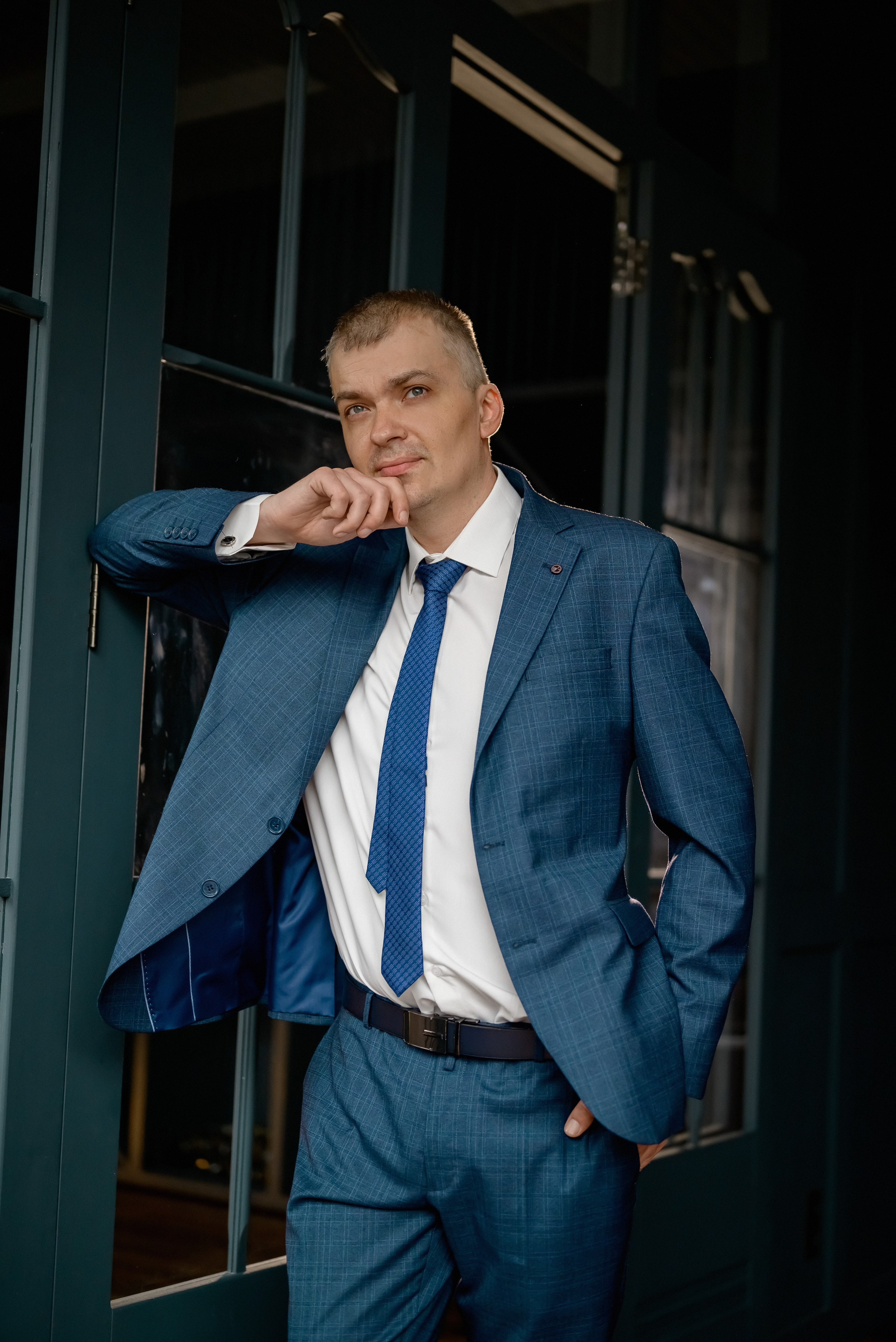 Свадебная фотосессия в синем зале. Юлия Басня семейный и свадебный фотограф в Донецке