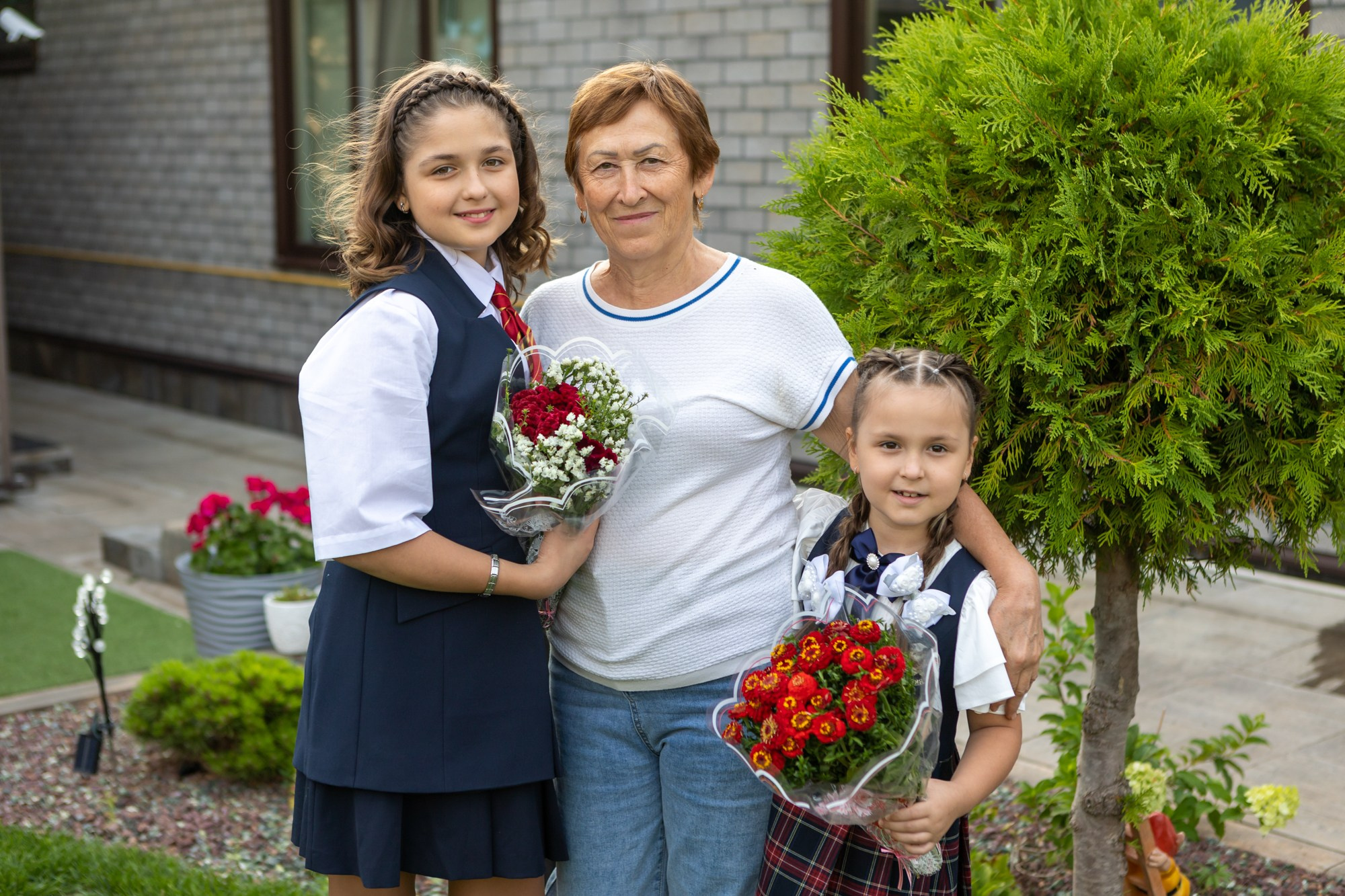 Элина и Аделина идут в школу. Фотограф в Оренбурге. Профессиональный фотограф