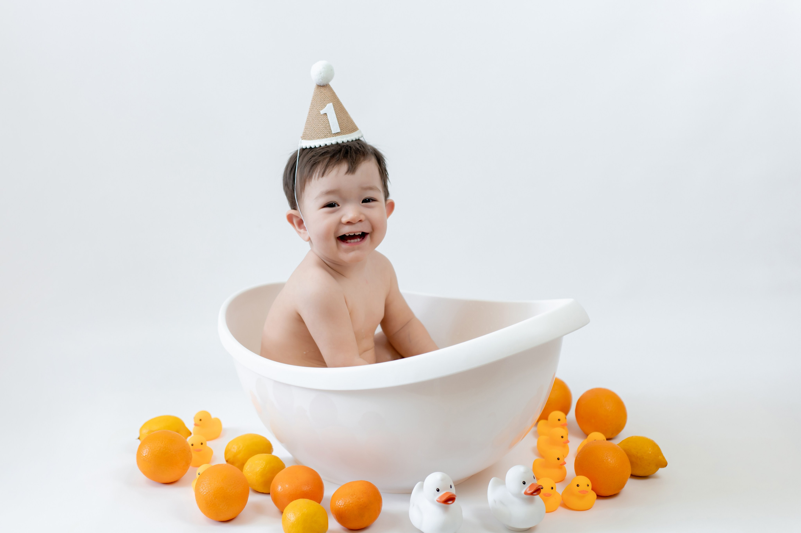 Купание в ванночке. Детский и семейный фотограф Эльмира Веселова. Детская фотостудия Мира. Фотосессия на годик