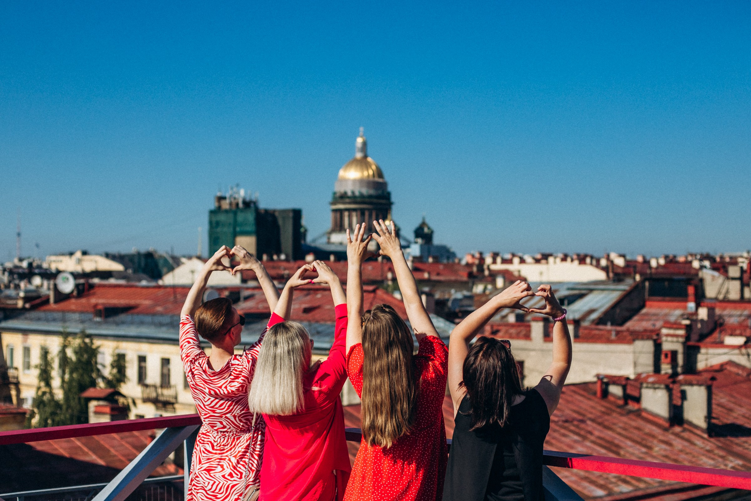 Катерина с подругами в июне. Фотопрогулка в Петербурге. Индивидуальный и семейный фотограф в Санкт-Петербурге
