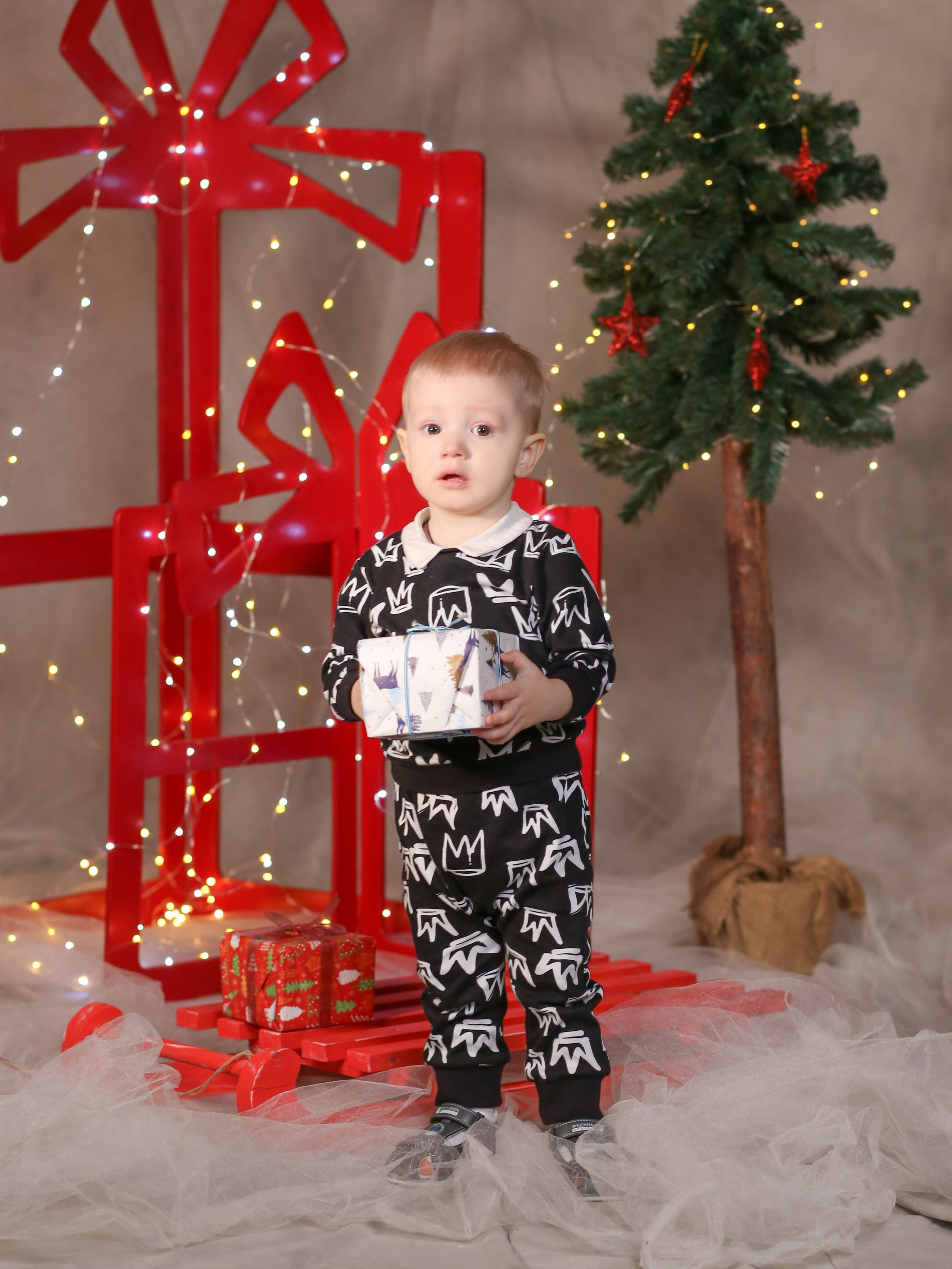 Общее фото в детском саду с выездным реквизитом в Тюмени. Выпускные альбомы в Тюмени для школ, садов, вузов спортивных секций