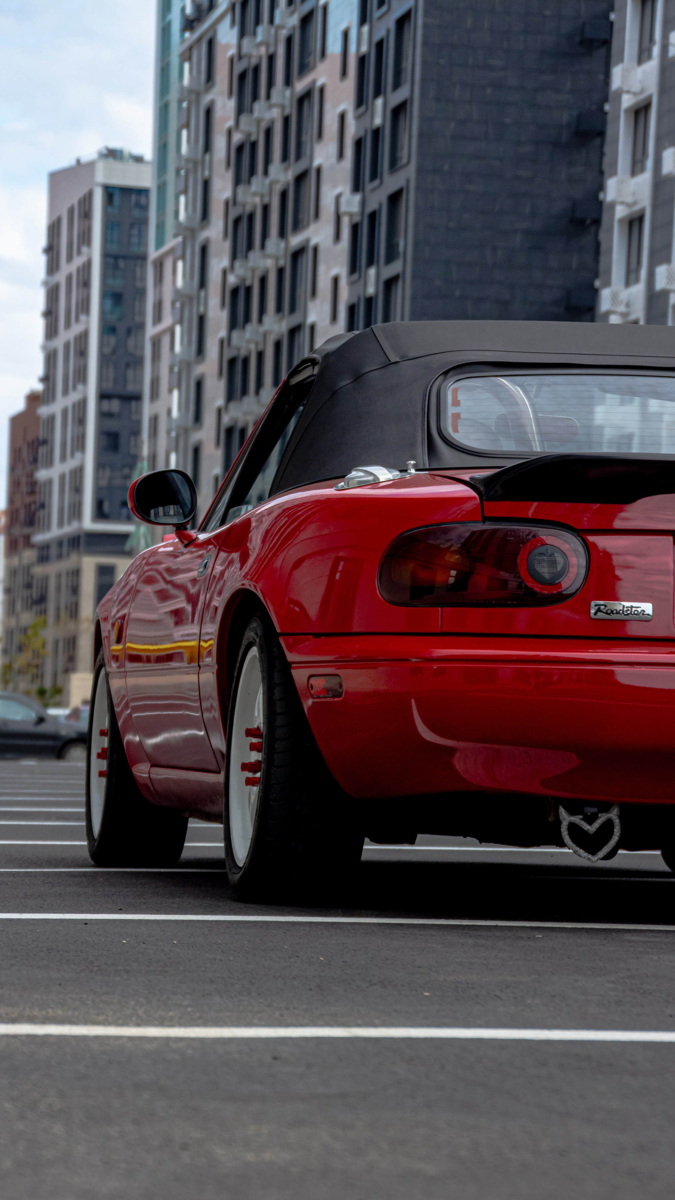 Фото Mazda MX-5 Miata (Eunos Roadster) NA: красный родстер