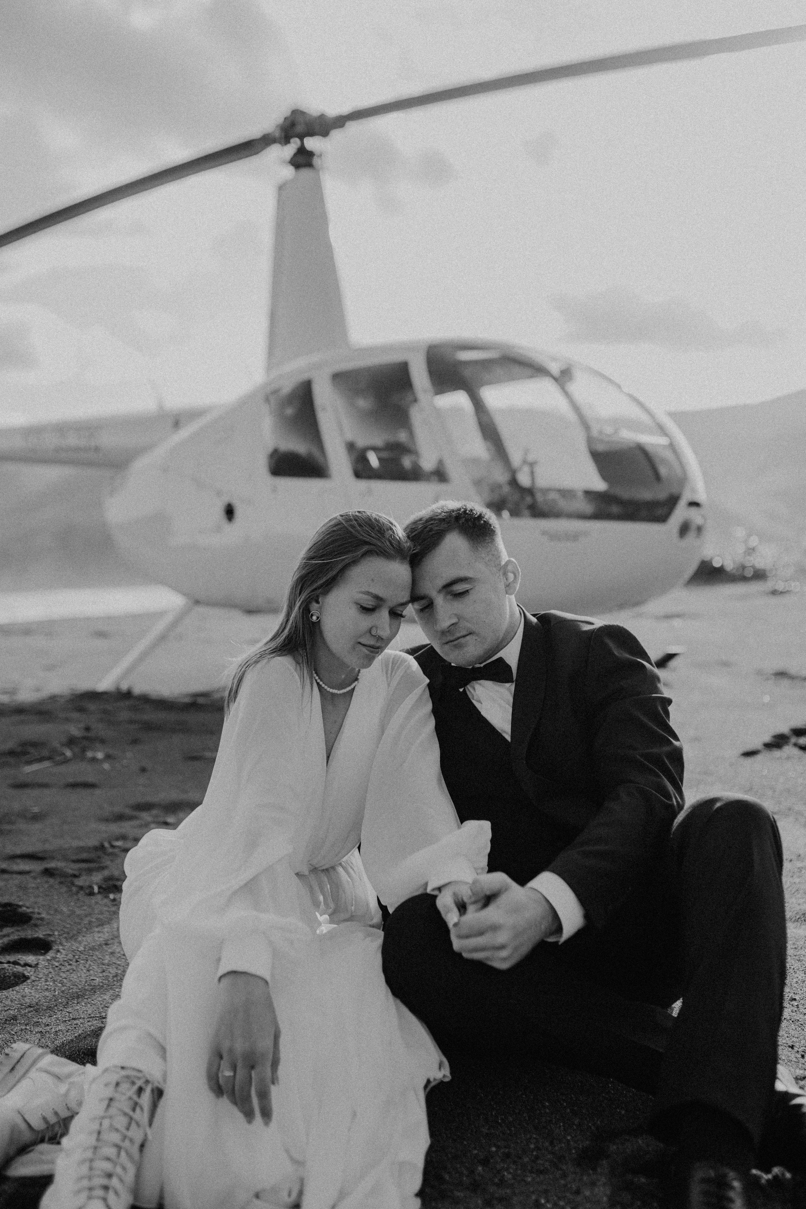 Вертолетный полет Бухта Жировая. Свадебное фото и видео на Камчатке. Туристические маршруты