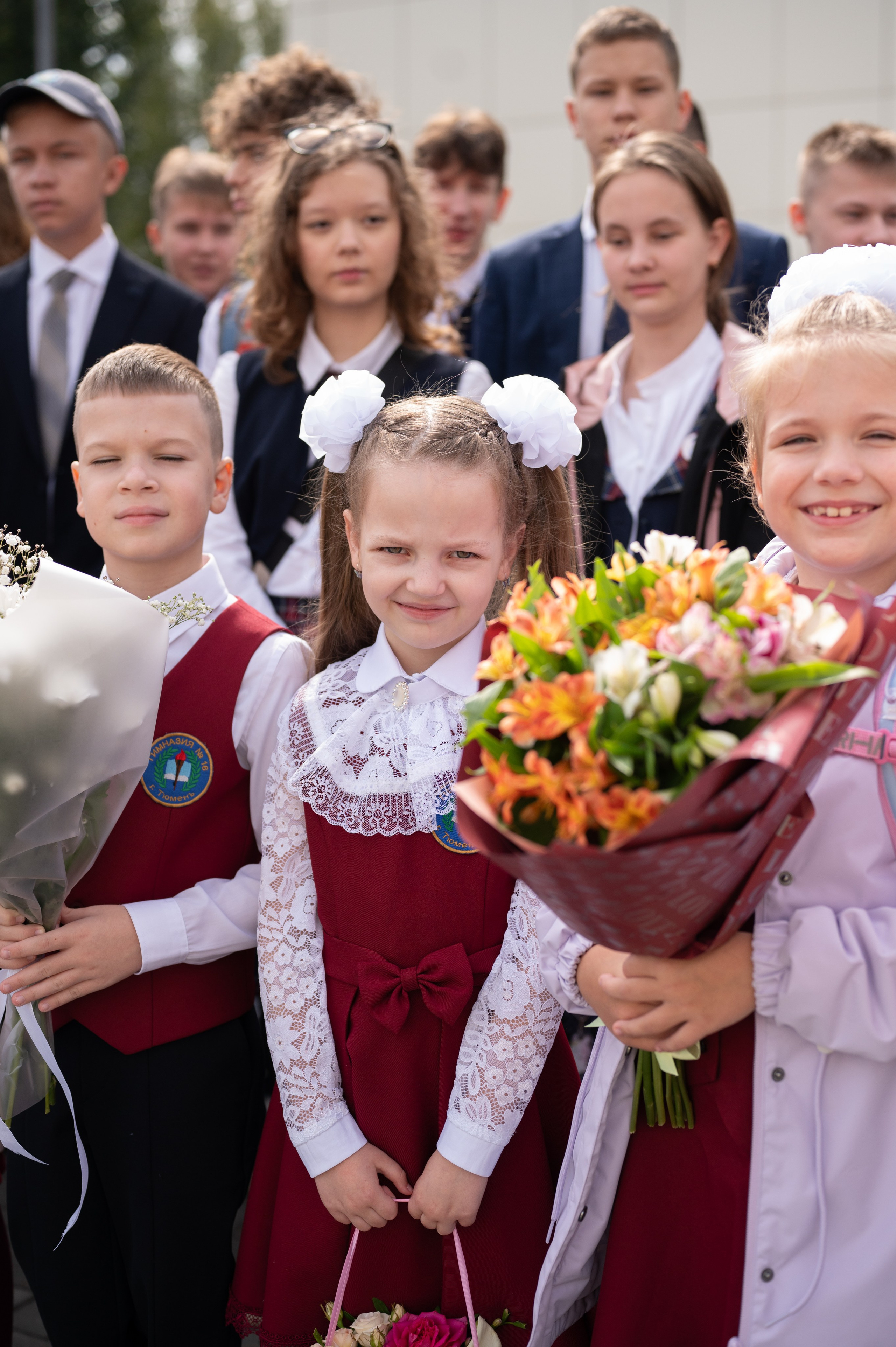 1 сентября 16 гимназия 2 класс (линейка + в классе+ на улице). Фотограф новорожденных, семейный детский в Тюмени Татьяна Морозова