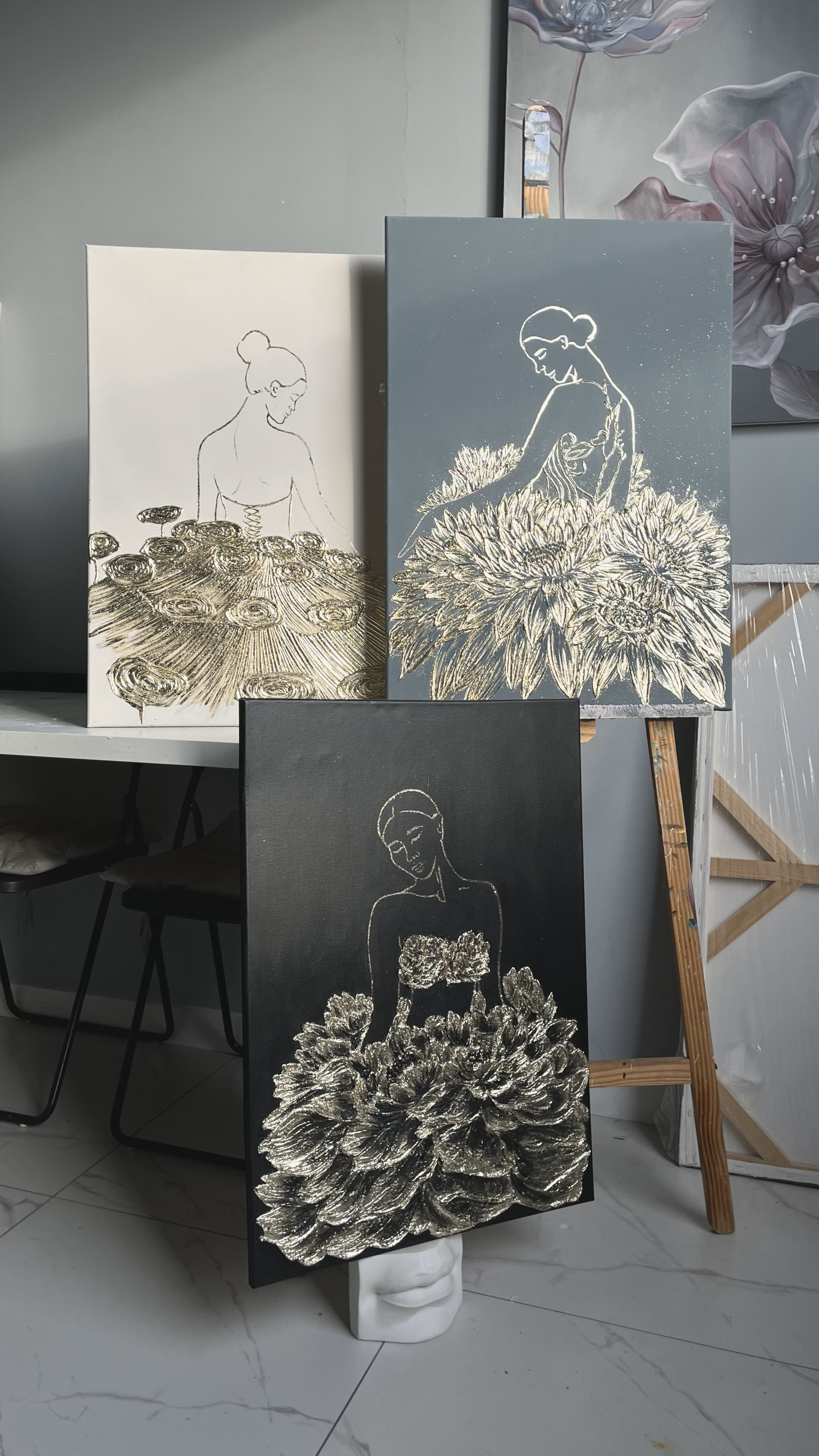 Триптих  «Цветущий сад» 50х70см. Акрил, текстурная паста, золотая поталь. Представляю изысканный триптих, олицетворяющую гармонию и элегантность.На полотне изображён утончённый женский профиль, выполненный в нежных линиях, особое очарование придают цветочные узоры покрытые золотом. Благородный блеск золотой потали (оттенка шампань) придаёт изображению глубину и выразительность. Картина прекрасно впишется в любую обстановку — от классических интерьеров до минималистичных пространств.С любовью и вниманием к каждой детали, я создавала эту серию картин, что сделает её уникальным дополнением вашего дома. 52.000₽