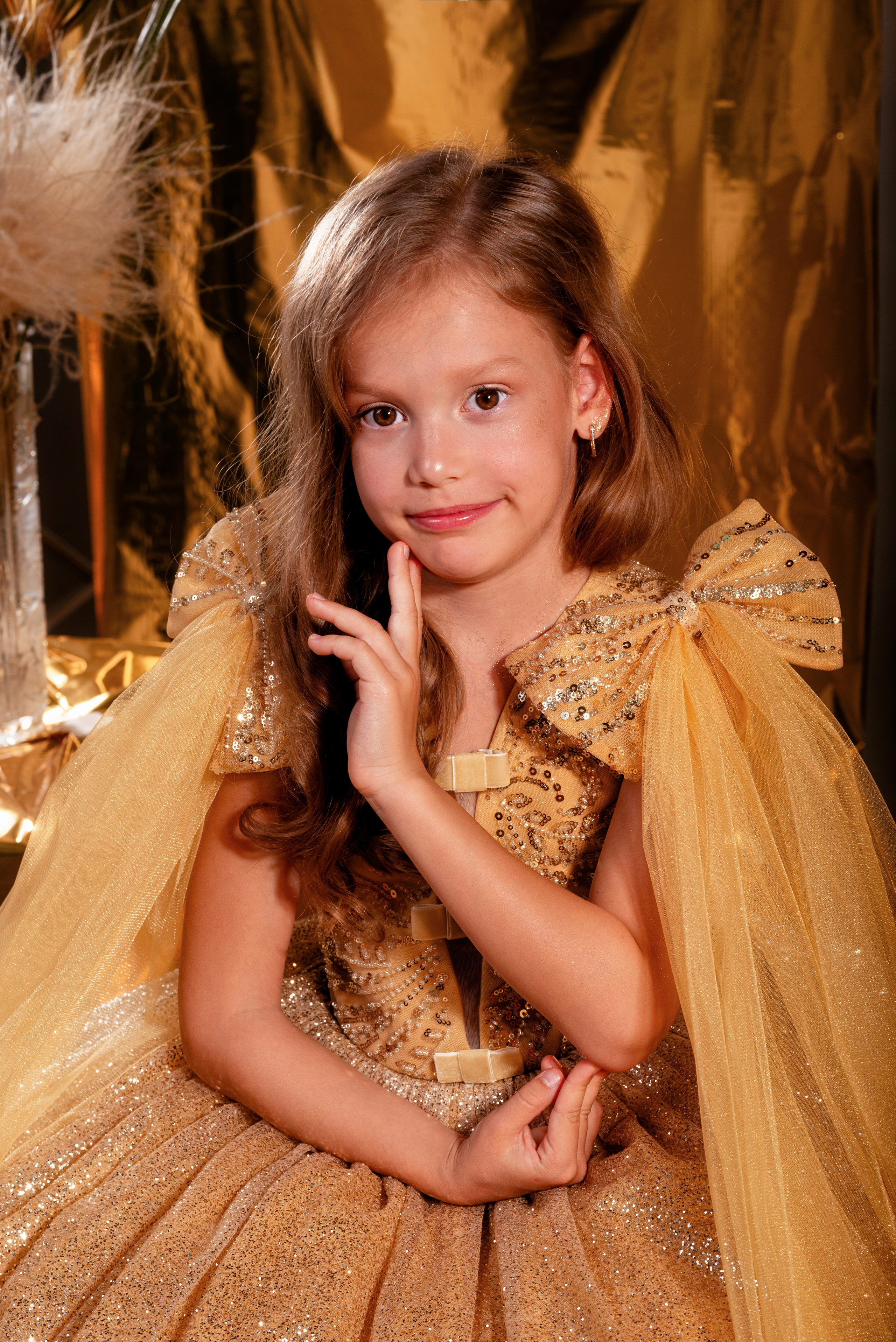 Детская профессиональная фотосессия под ключ, фотосессия в золоте. Детский студийный фотограф Сочи
