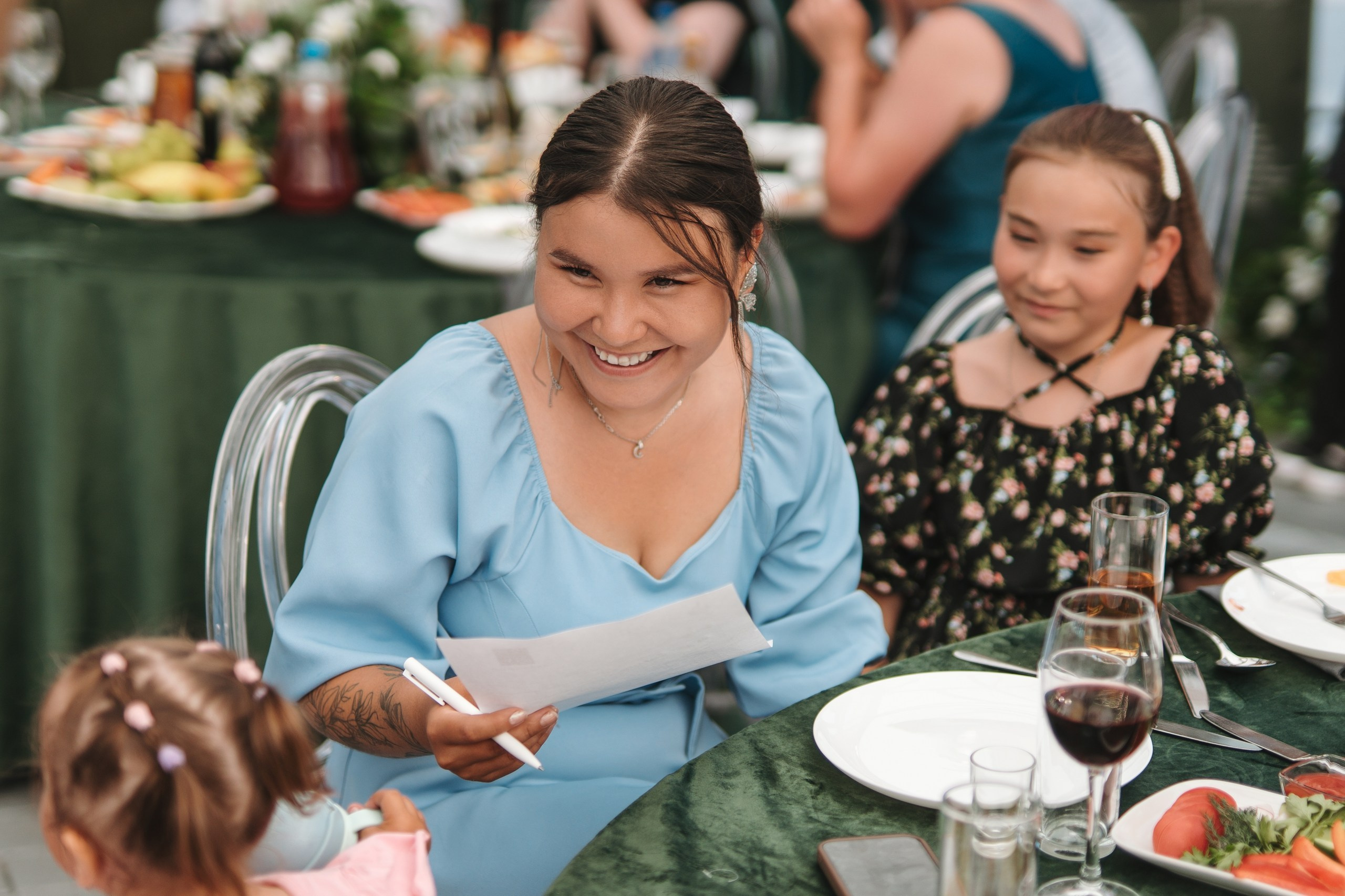 Свадебная съёмка в Уфе 11 июня 2025 года: сборы в загородном доме, выездная регистрация и банкет на площадке «Хотим Едим», ведущий Андрей