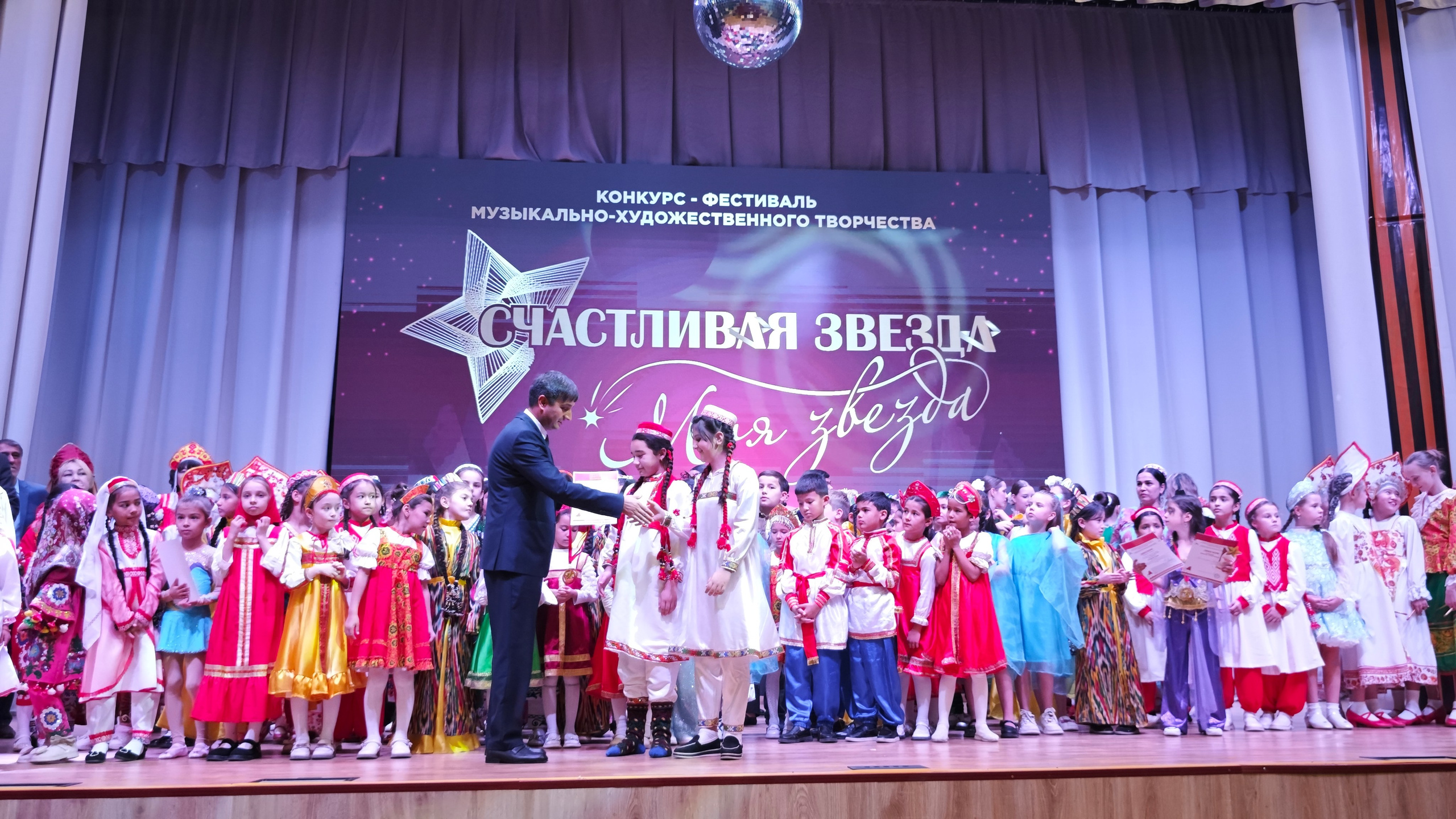 1 ноября 2025 г, г. Бохтар, Таджикистан. Золотое яблочко