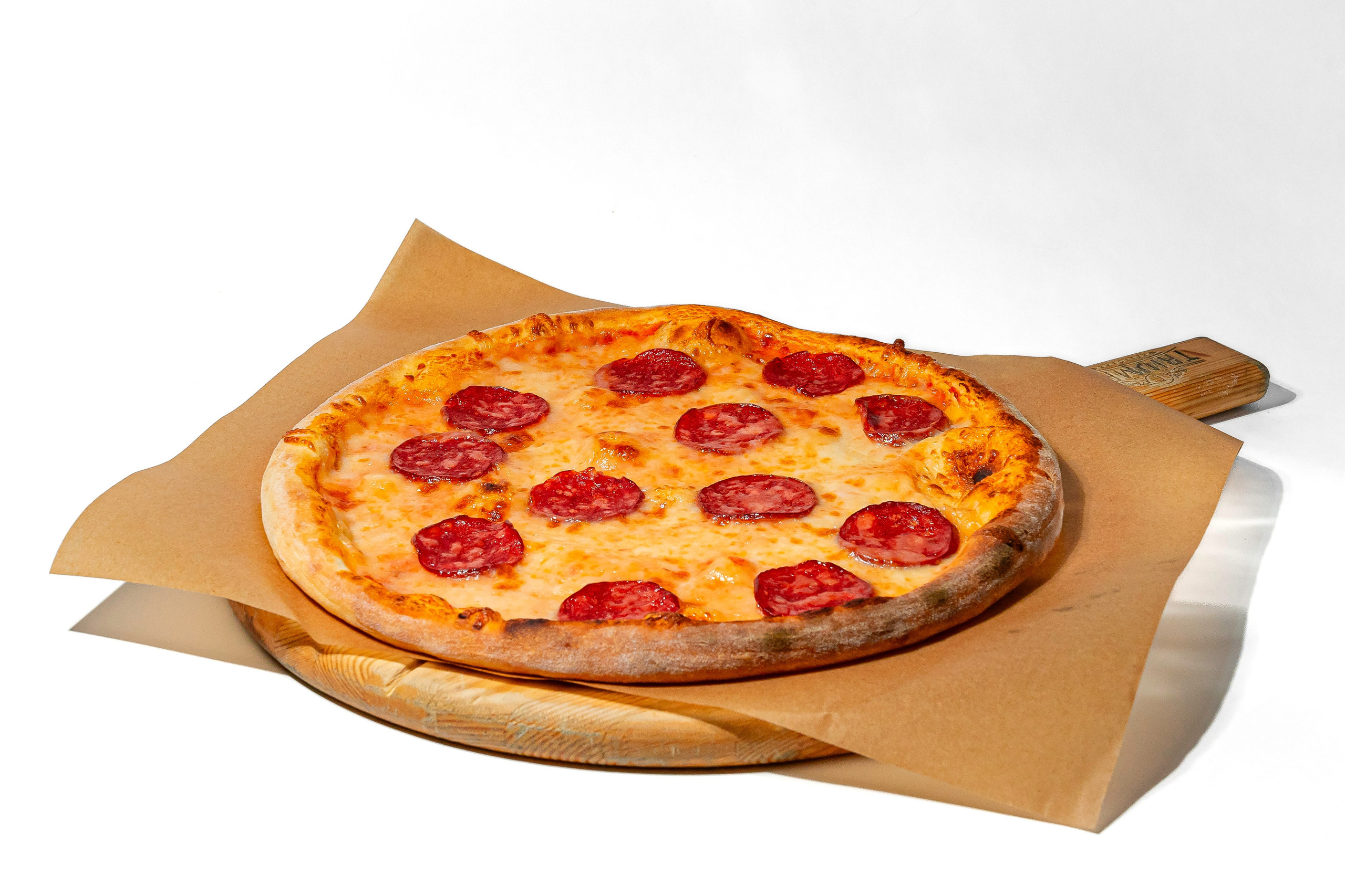 Пицца Карбонара на белом фоне для доставки