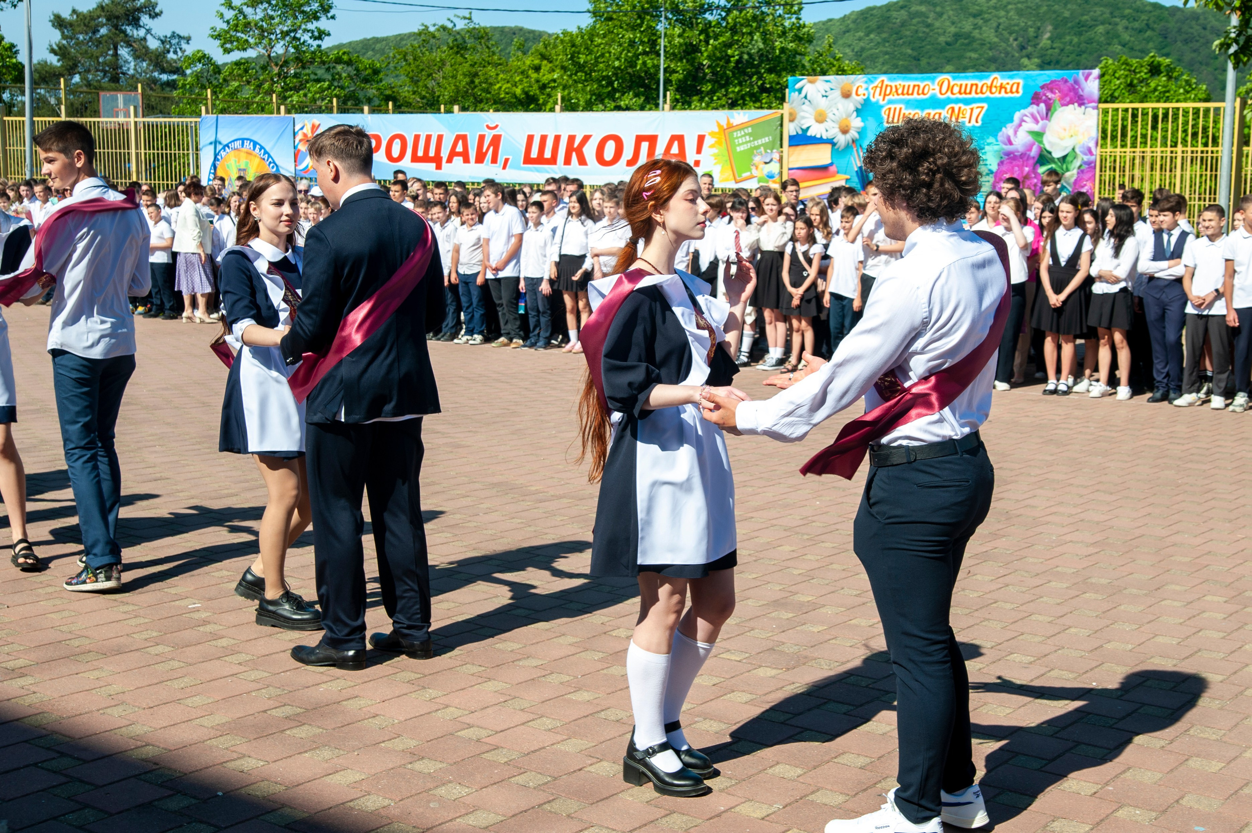 Последний Звонок МАОУ СОШ № 17 им. Эдуарда Есаяна — Архипо-Осиповка. Свадебный и семейный фотограф Денис Лукьянов в Краснодаре, Краснодарском крае и Республике Крым