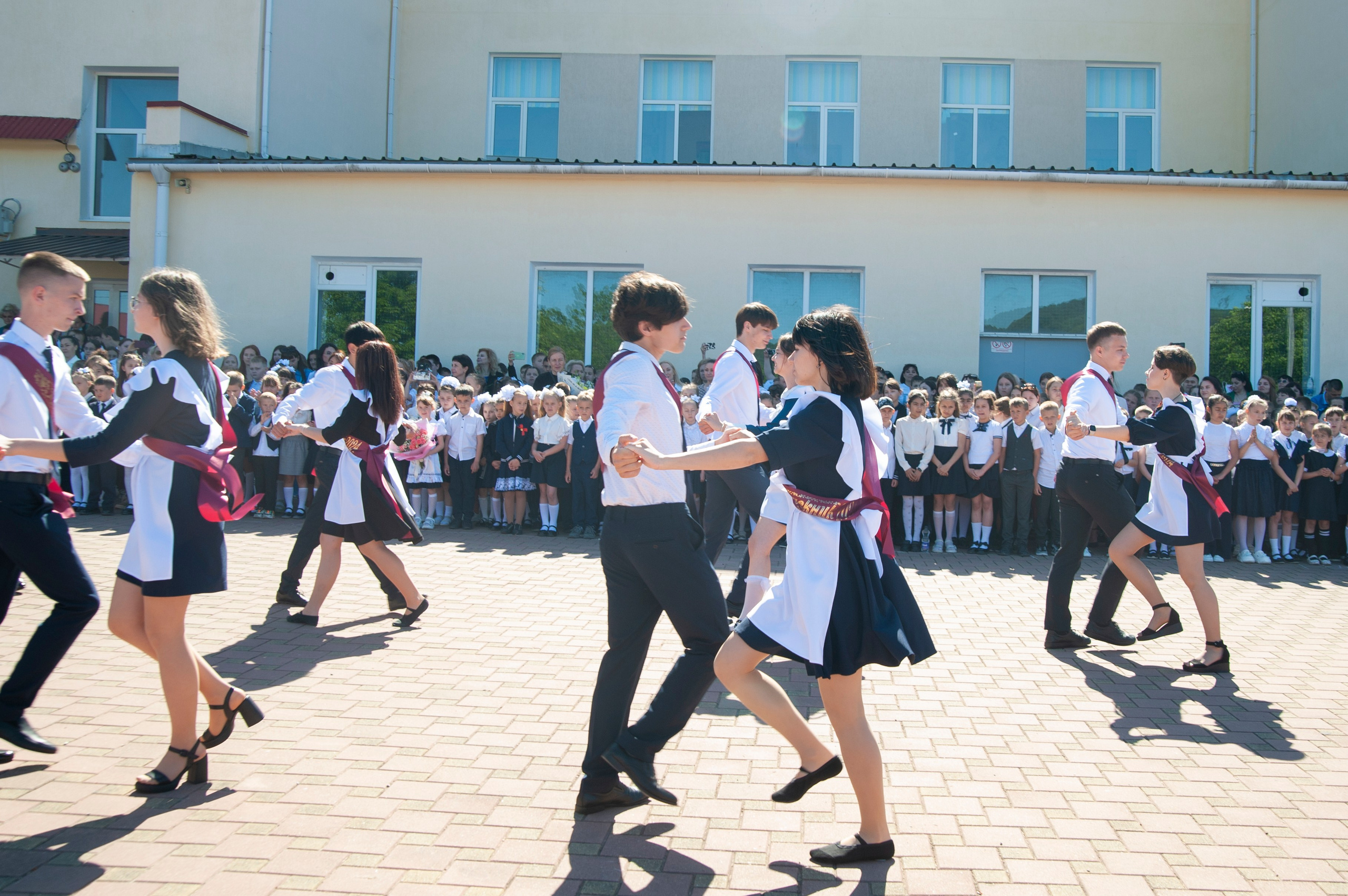 Последний Звонок МАОУ СОШ № 17 им. Эдуарда Есаяна — Архипо-Осиповка. Свадебный и семейный фотограф Денис Лукьянов в Краснодаре, Краснодарском крае и Республике Крым