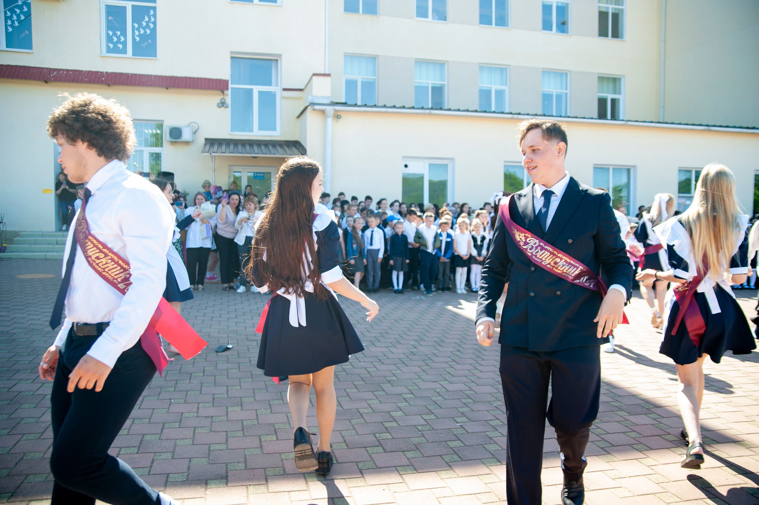 Последний Звонок МАОУ СОШ № 17 им. Эдуарда Есаяна — Архипо-Осиповка. Свадебный и семейный фотограф Денис Лукьянов в Краснодаре, Краснодарском крае и Республике Крым