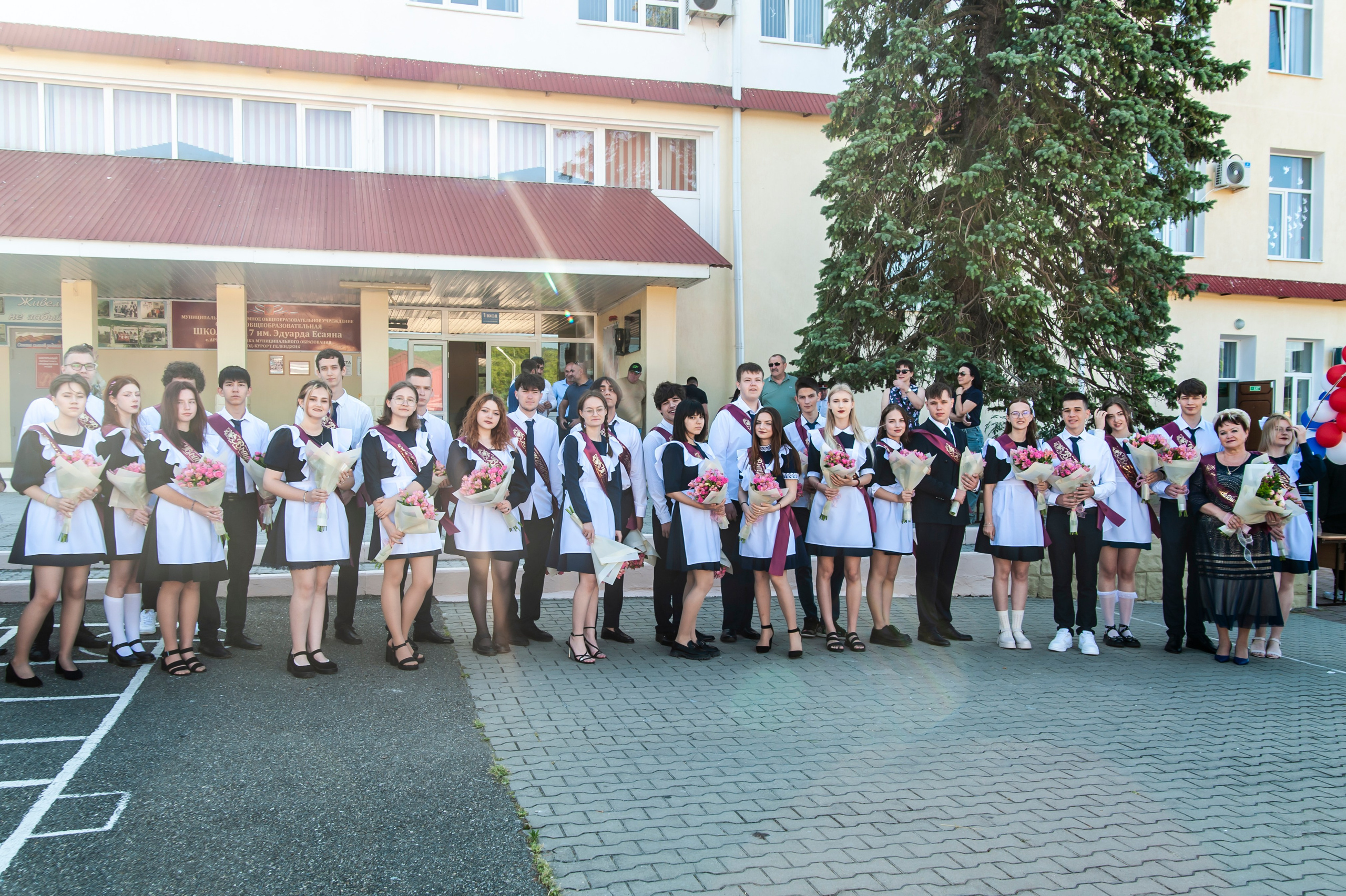 Последний Звонок МАОУ СОШ № 17 им. Эдуарда Есаяна — Архипо-Осиповка. Свадебный и семейный фотограф Денис Лукьянов в Краснодаре, Краснодарском крае и Республике Крым