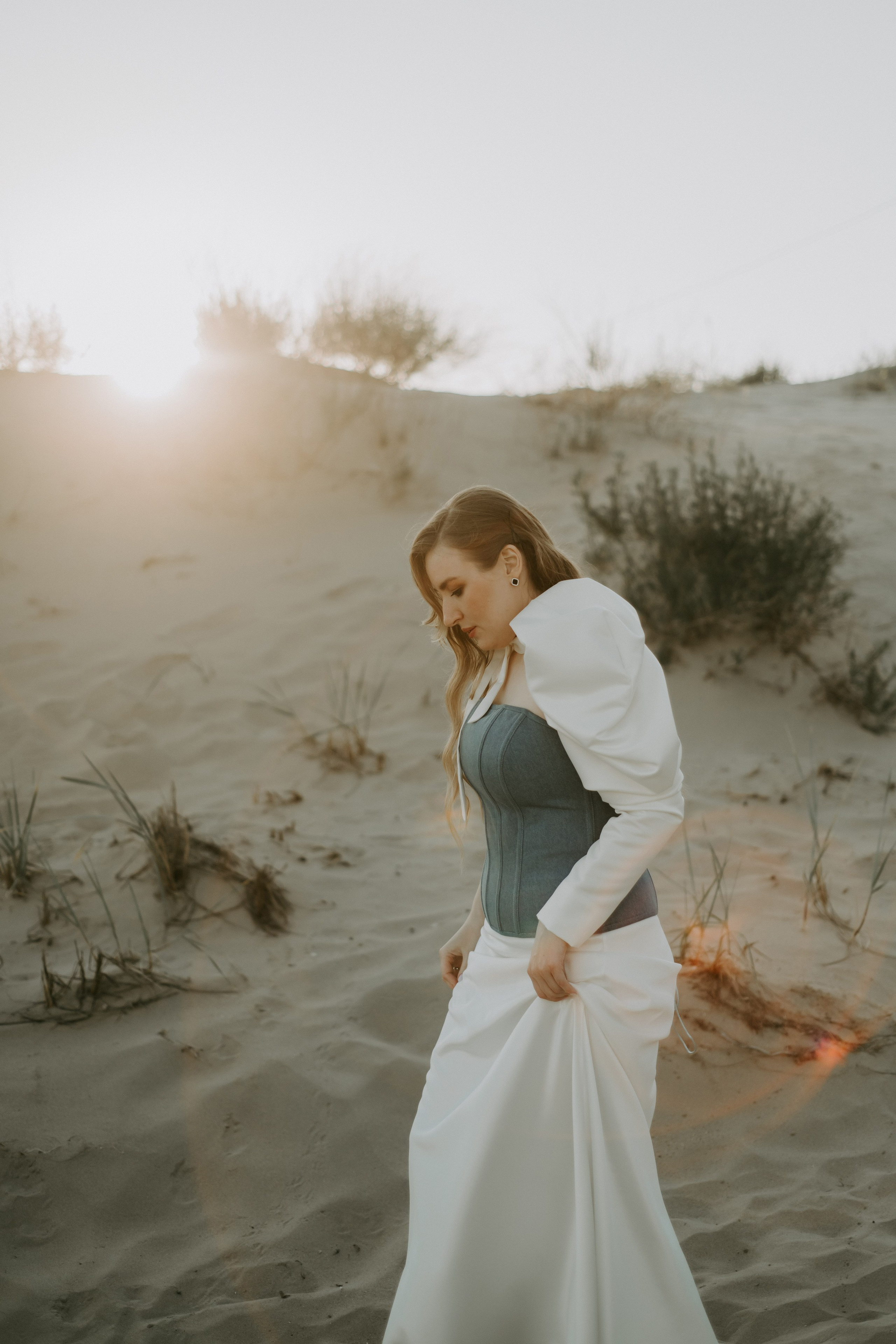 Свадебная фотография молодоженов на фоне побережья Анапы: романтический момент у моря