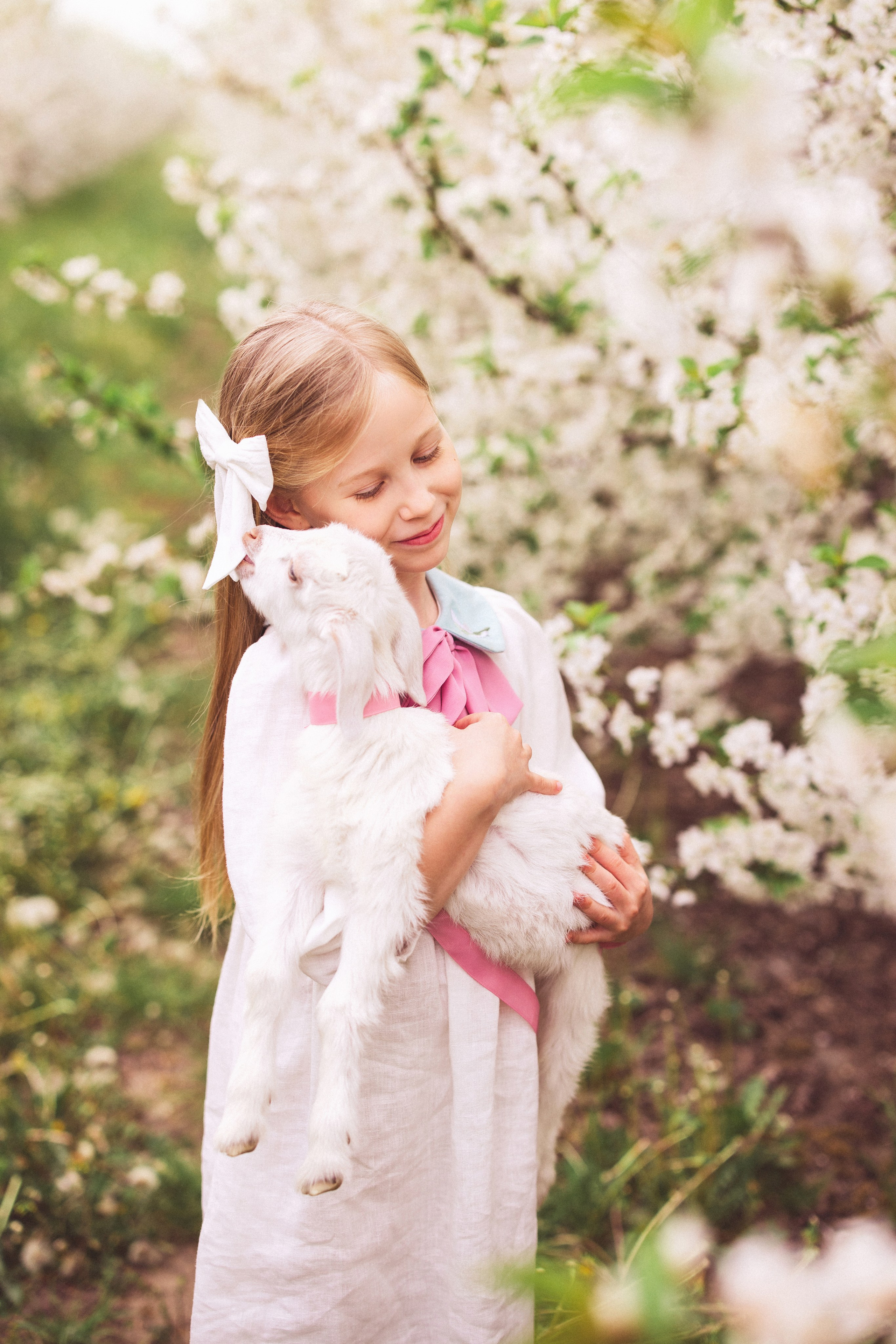 Фотосессия в цветущем саду с козочкой. Семейный и детский фотограф в Краснодаре Анна Трашкова