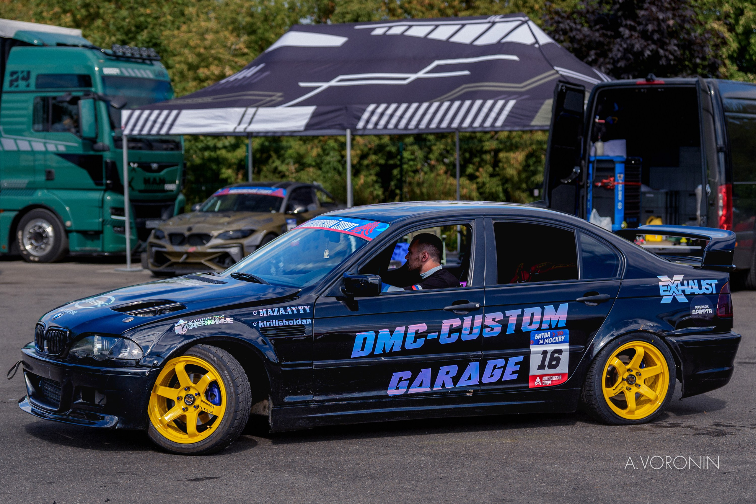 Чёрный BMW DMC Custom Garage в технической зоне соревнований