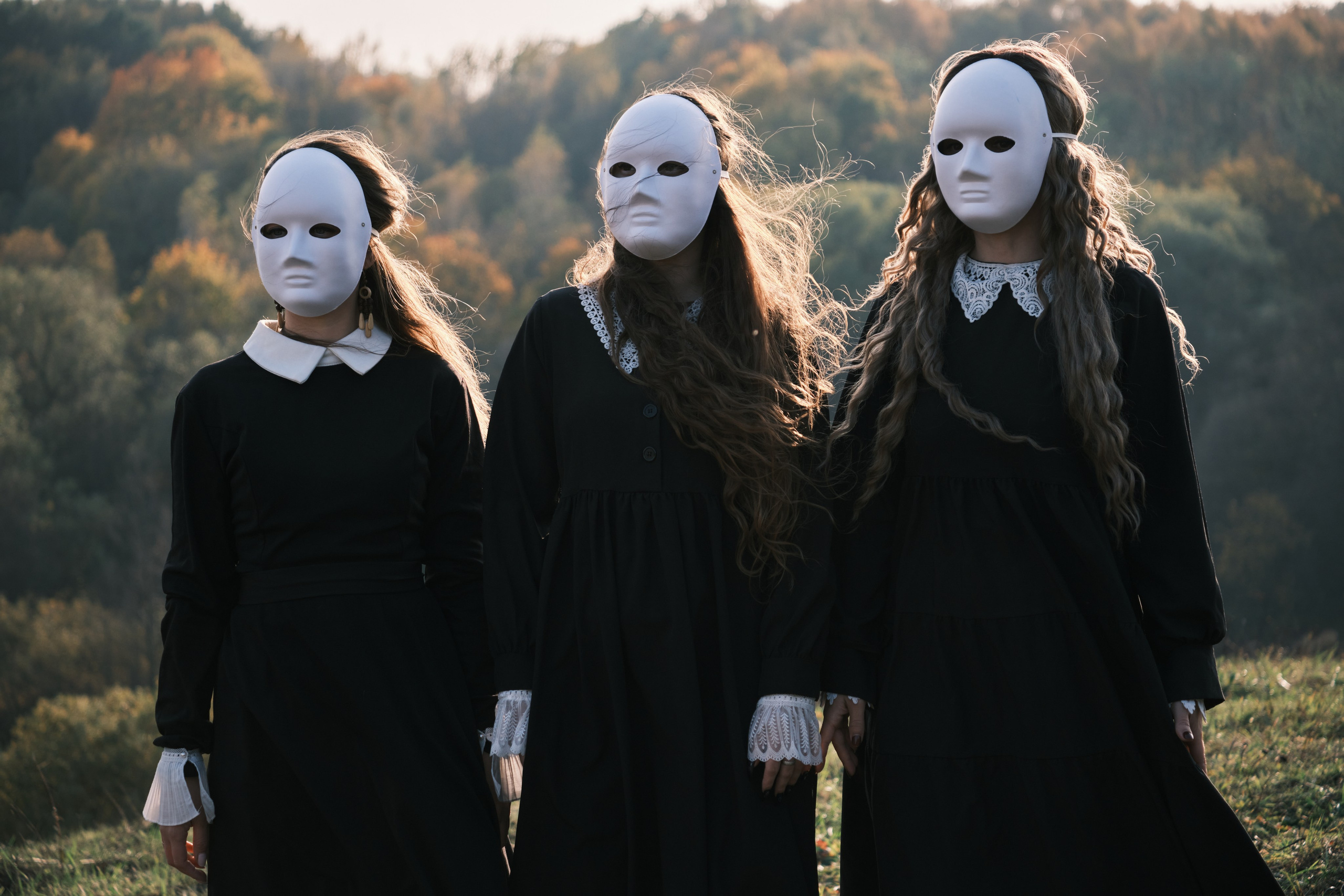 3 девушки в масках