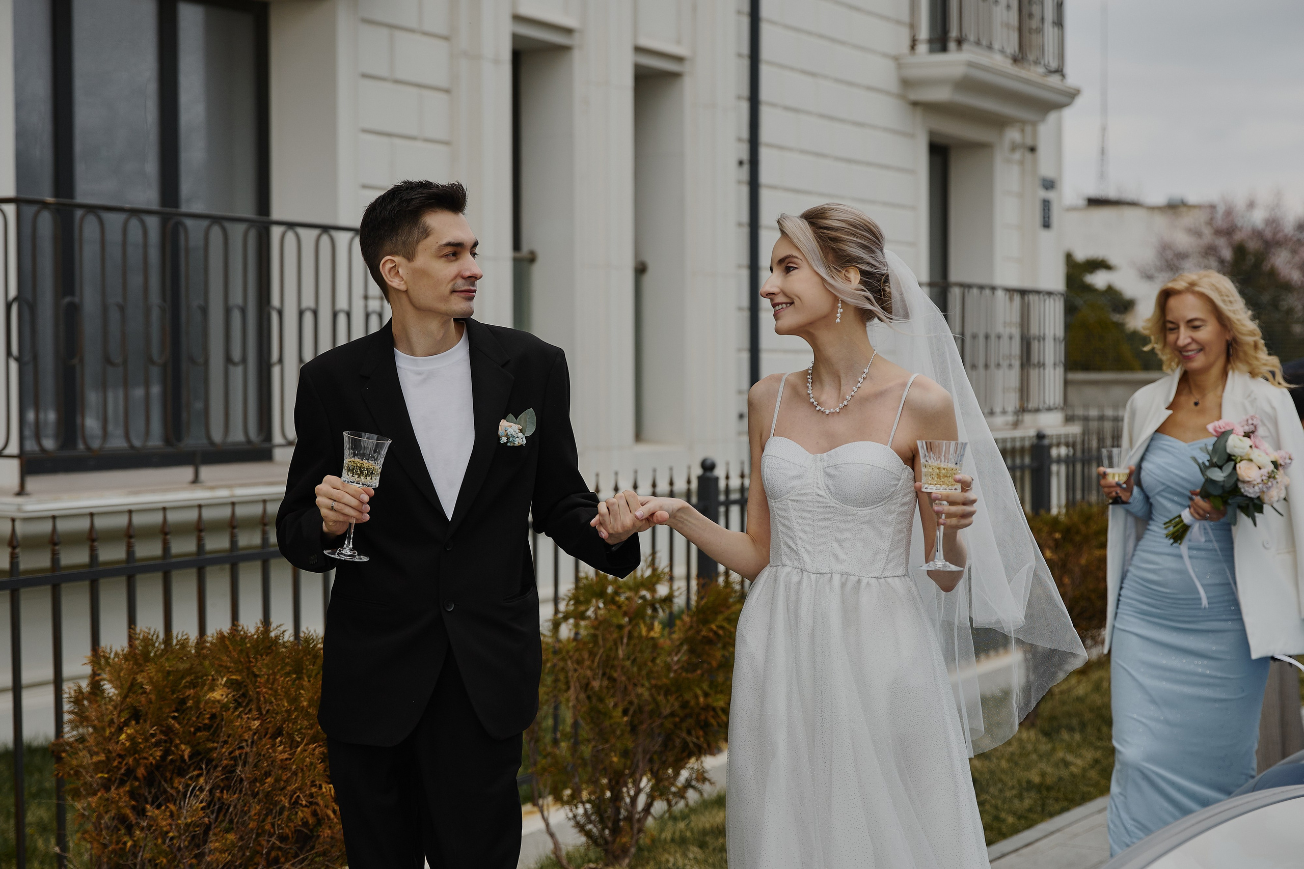 Свадебная фотосессия на белой набережной города Анапа