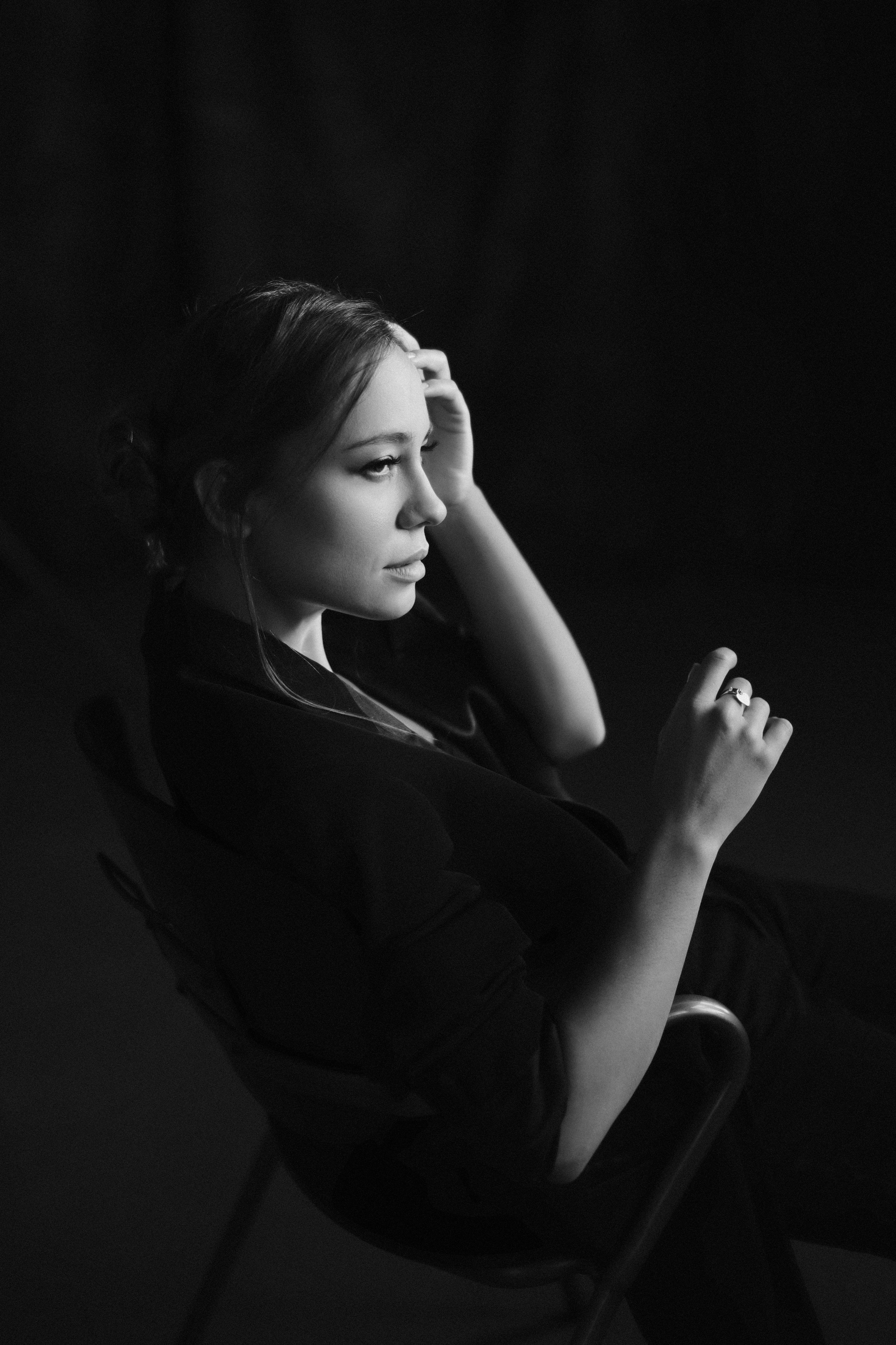 Черно-белая фотосессия в темной студии для Леры. Репортажный и женский фотограф в Новосибирске