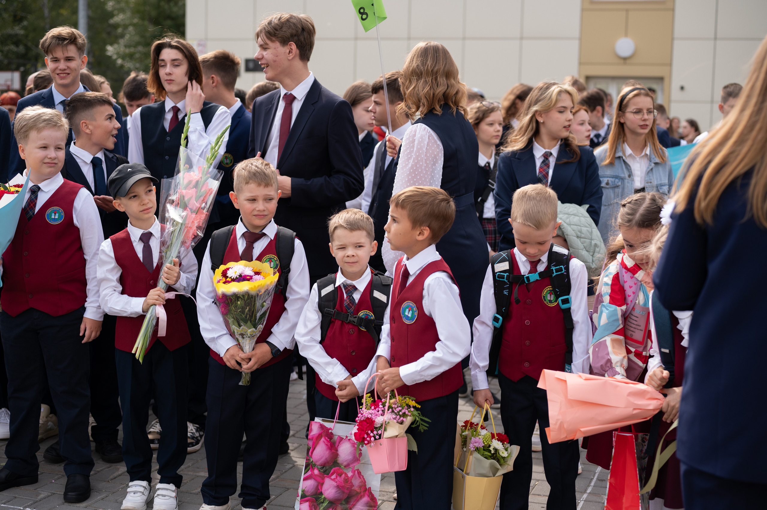 1 сентября 16 гимназия 2 класс (линейка + в классе+ на улице). Фотограф новорожденных, семейный детский в Тюмени Татьяна Морозова