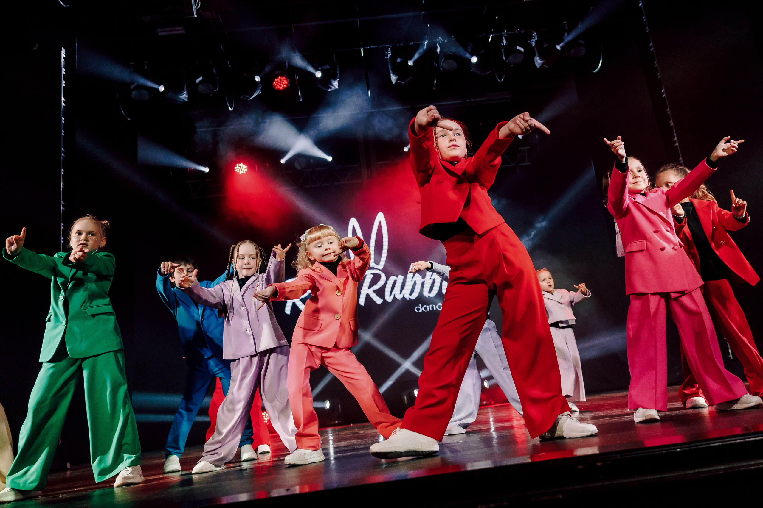 Отчётный концерт танцевальной школы «Red Rabbits» 2025. Лёшка Варзегов — фотограф