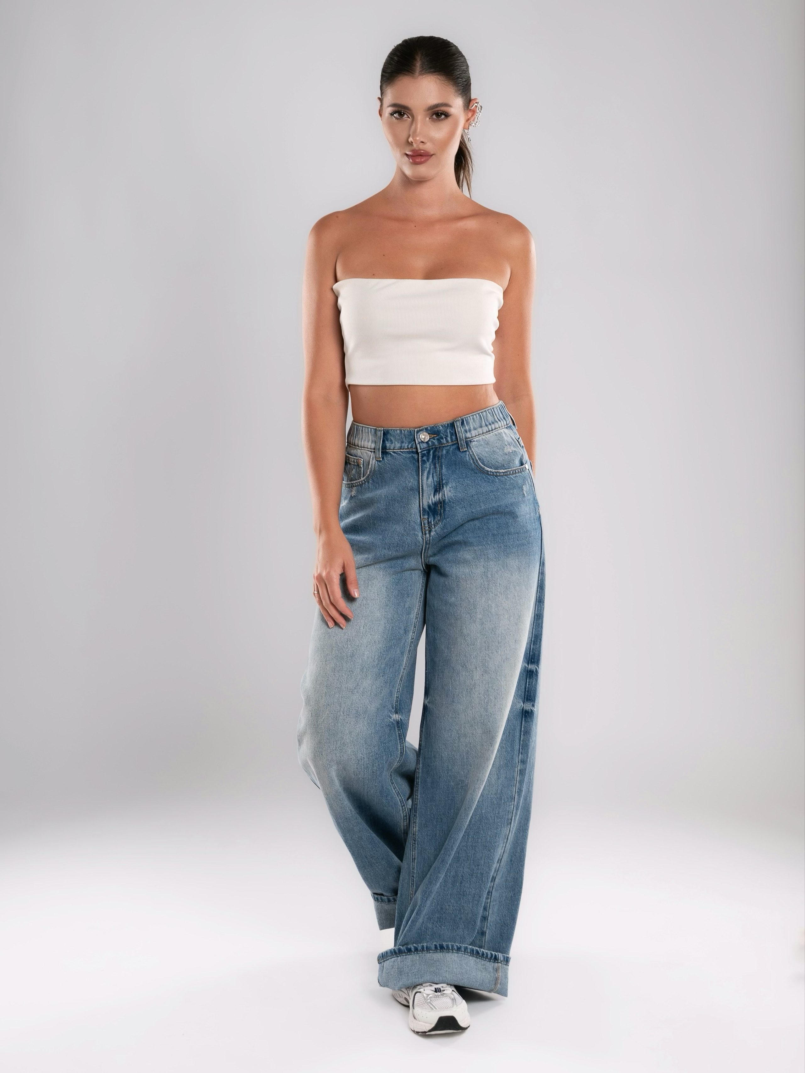 Джинсы на 2х моделях. Предметный фотограф, фото для маркетплейсов Пятигорск, КМВ