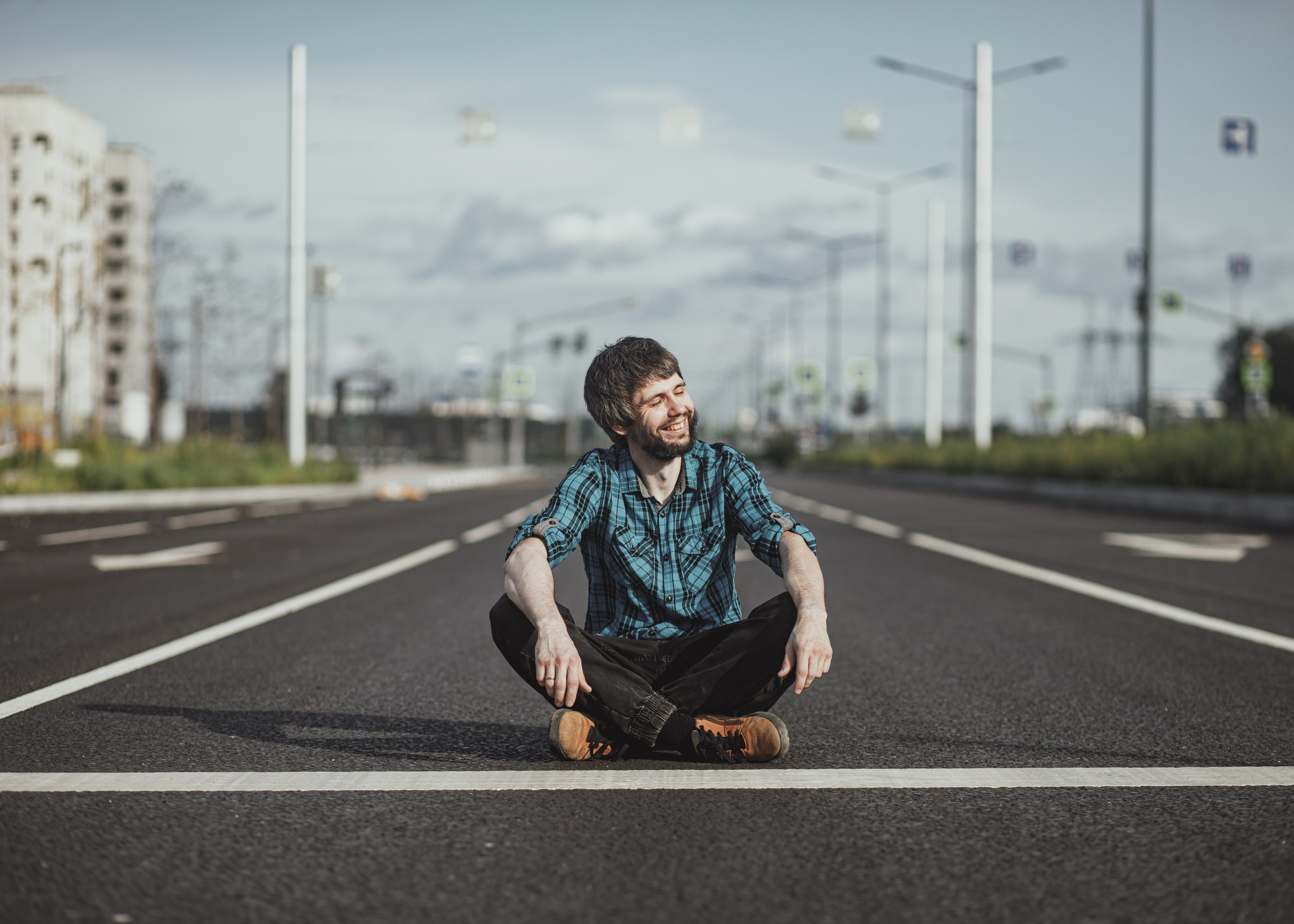 мужчина в пустом городе