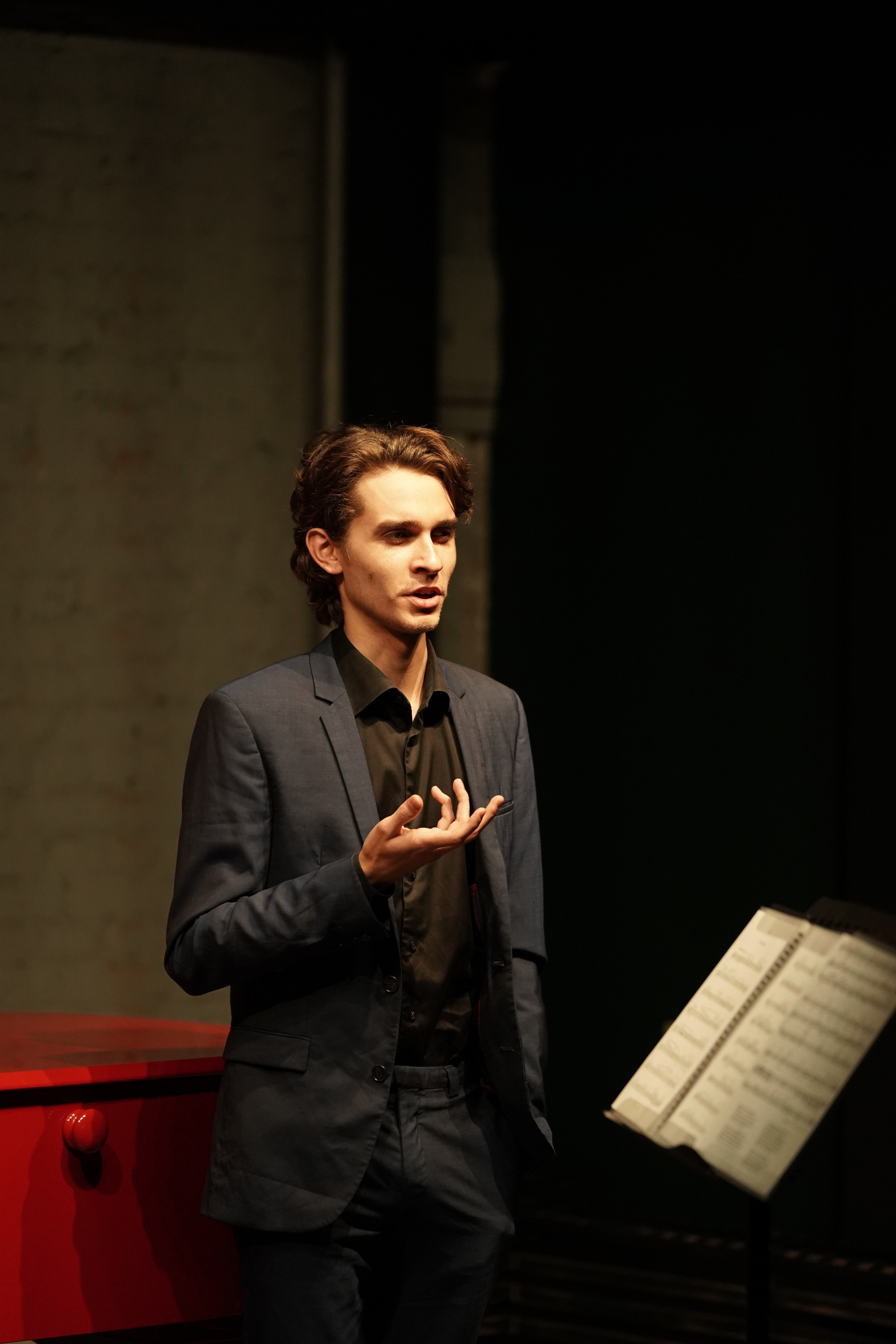 В сумраке Есенин-центра. 7/11/25. Фотограф Строгино Яна Гавриленко