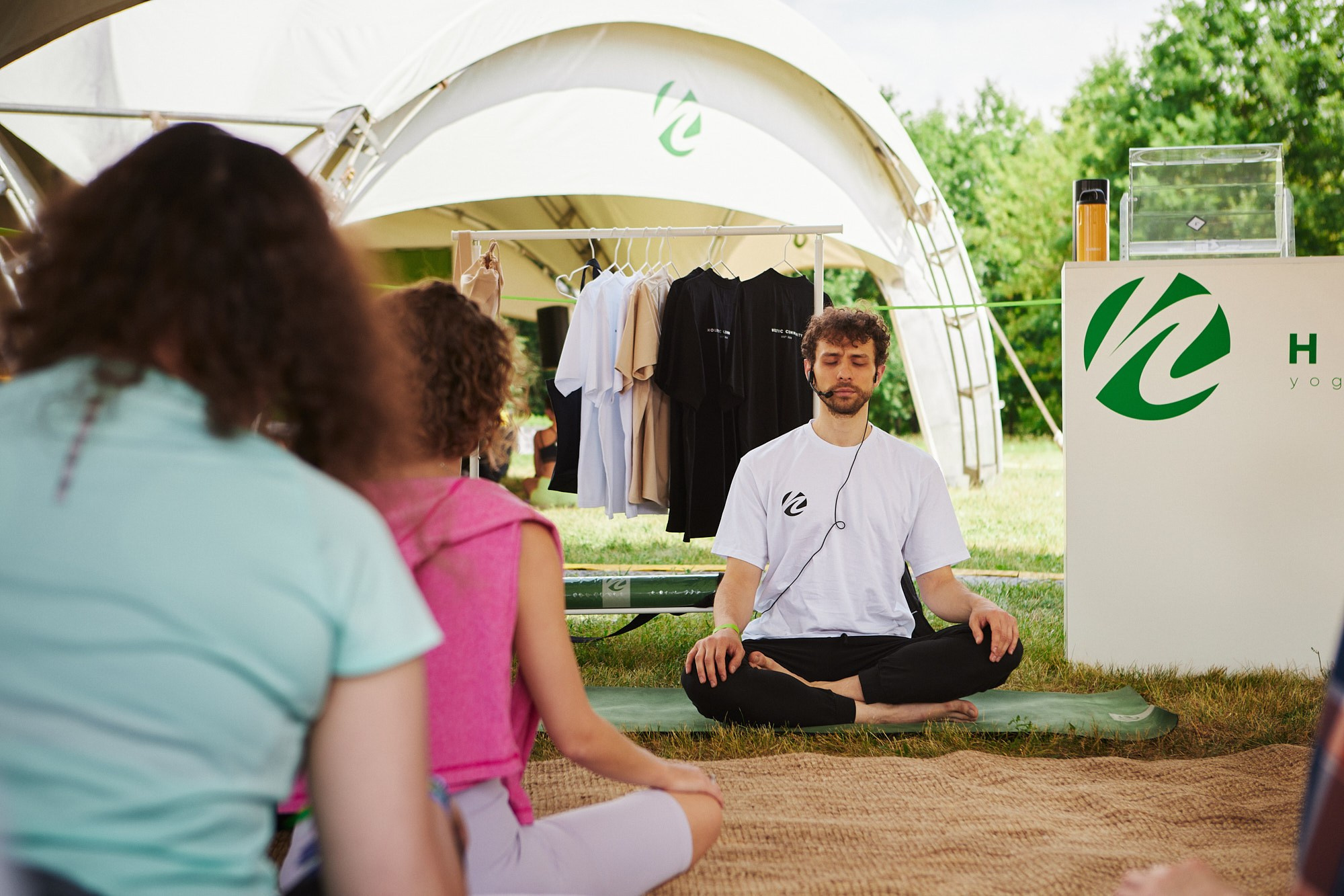 HOLI Yoga — репортажная съёмка фестиваля йоги в Москве. Репортажный фотограф в Москве — Дмитрий Тарасов | Съёмка мероприятий, концертов, корпоративов
