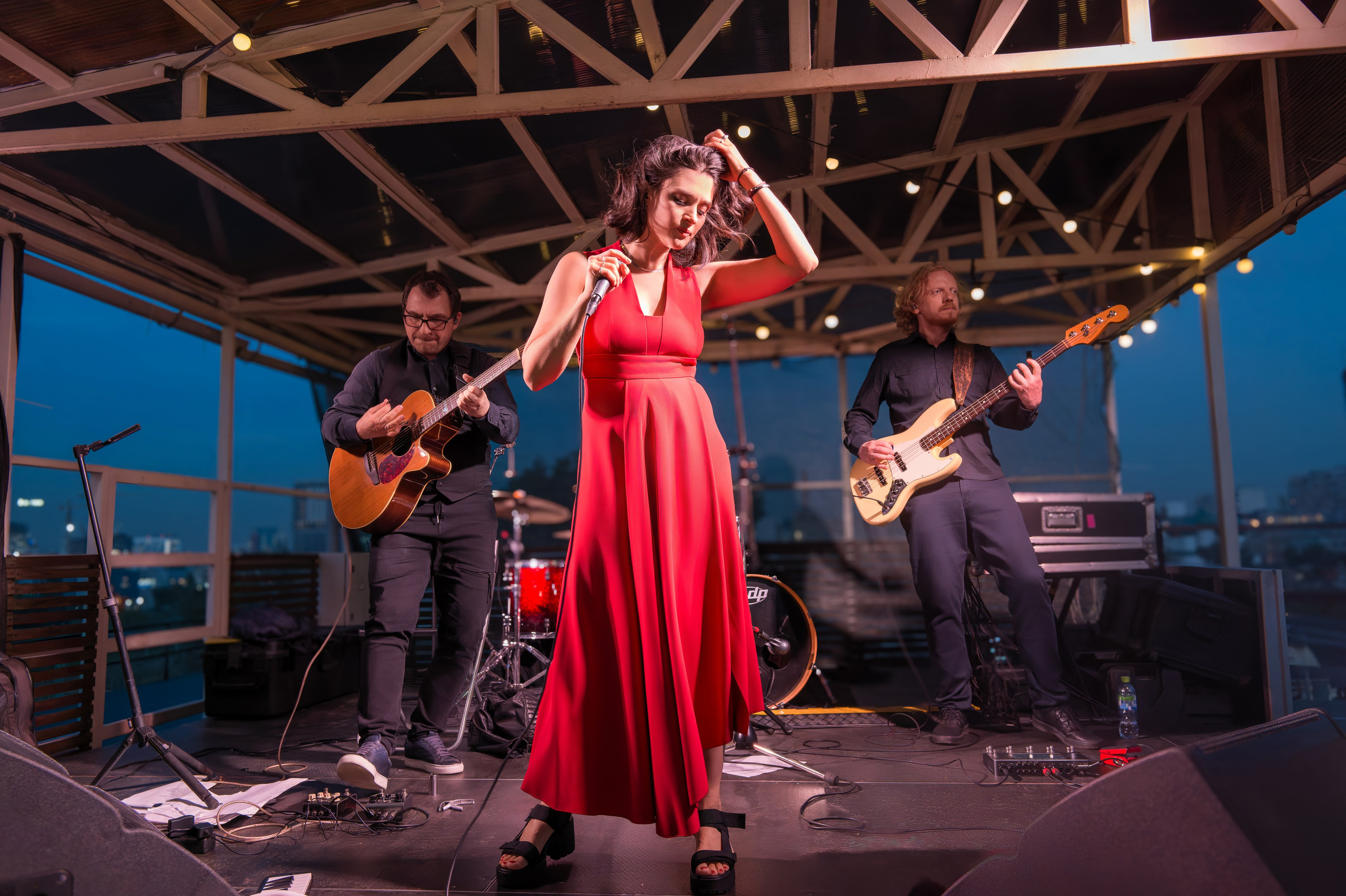 Женя Любич — летний концерт в Москве на крыше 6 июня 2024 года. Сайт фотографа Сергея Абрамова