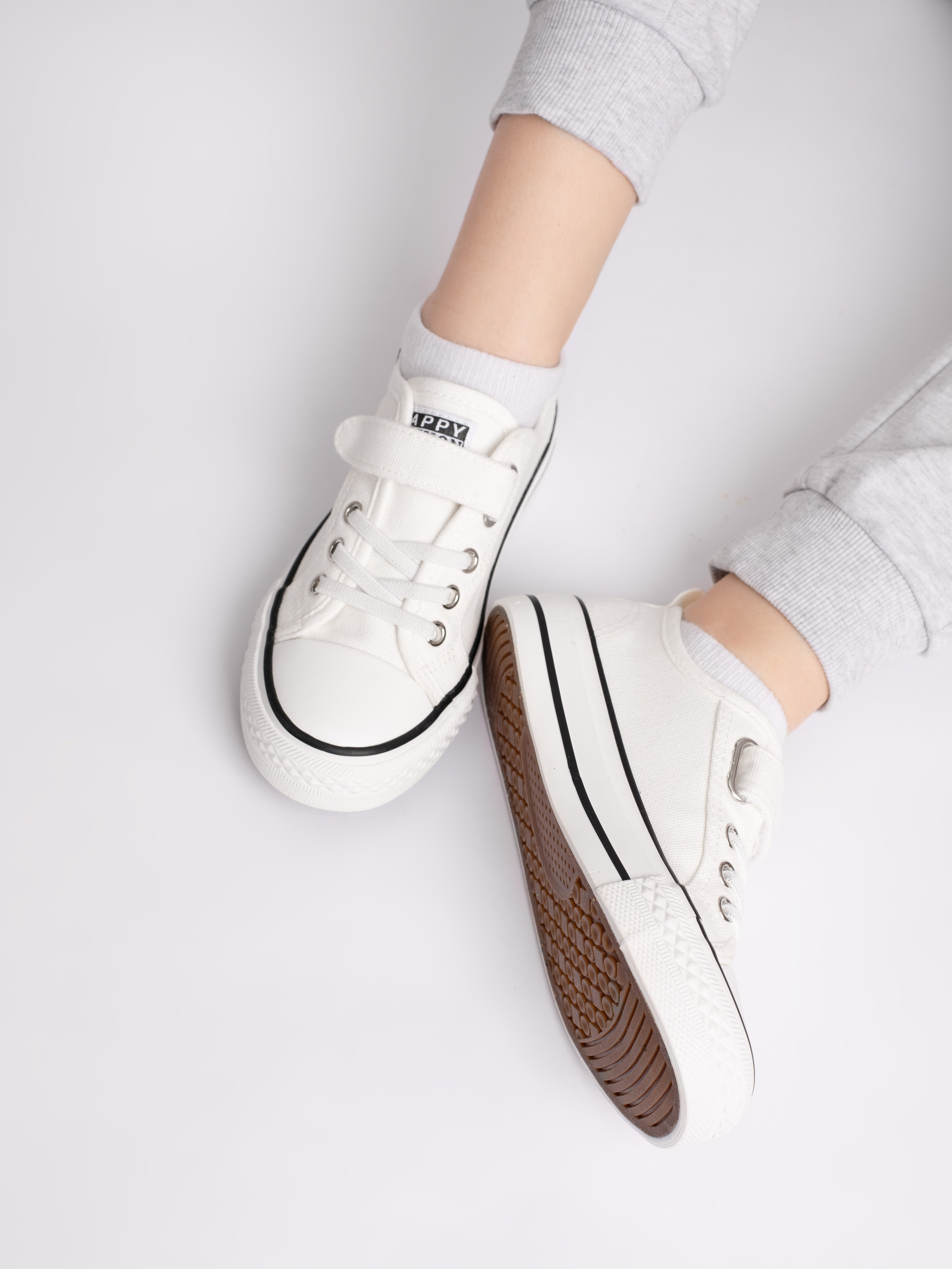 Детские кеды. Фотостудия предметной и модельной съёмки для маркетплейсов