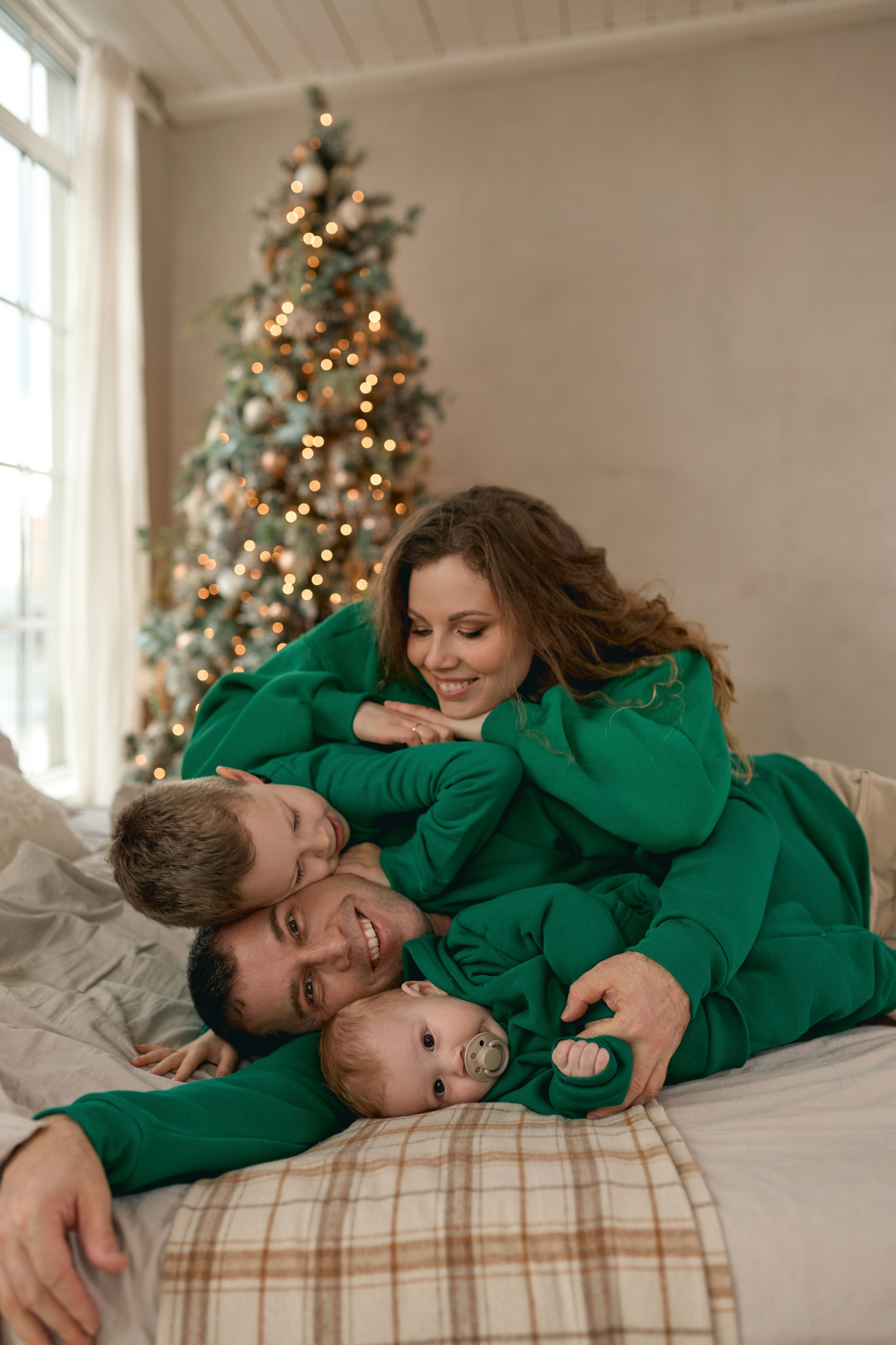 Семейная новогодняя фотосессия в студии. Сестры Карабаза. Фотографы и ретушеры в Москве и Санкт-Петербурге