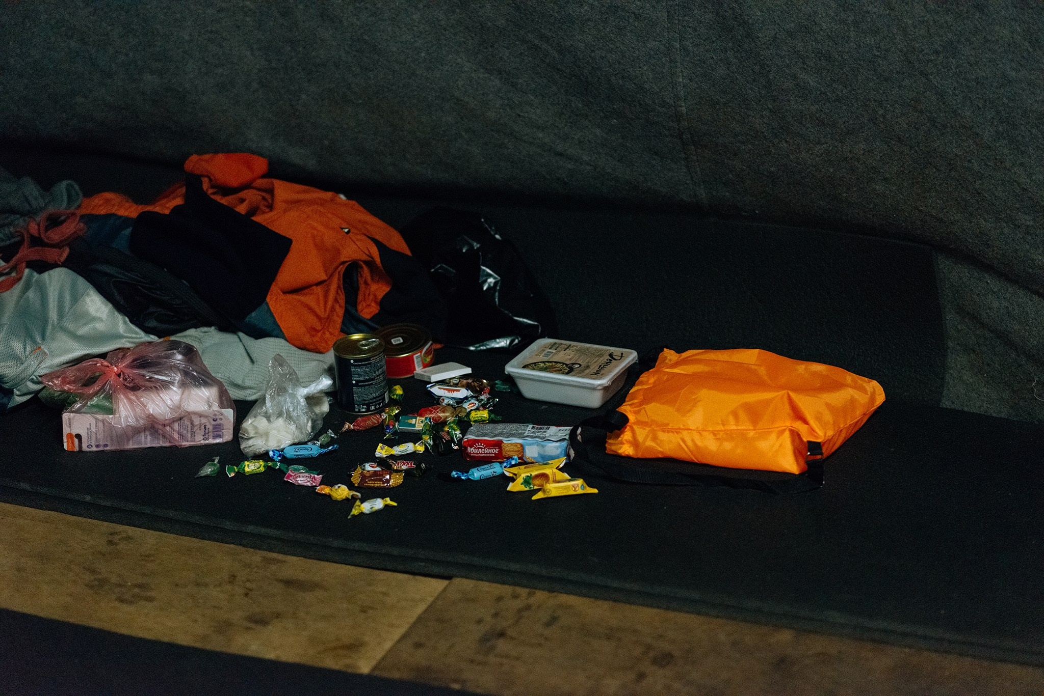 Выдача подарков в Пункте обогрева и Ночном приюте. Репортажный фотограф в Санкт-Петербурге Анастасия Клёпова