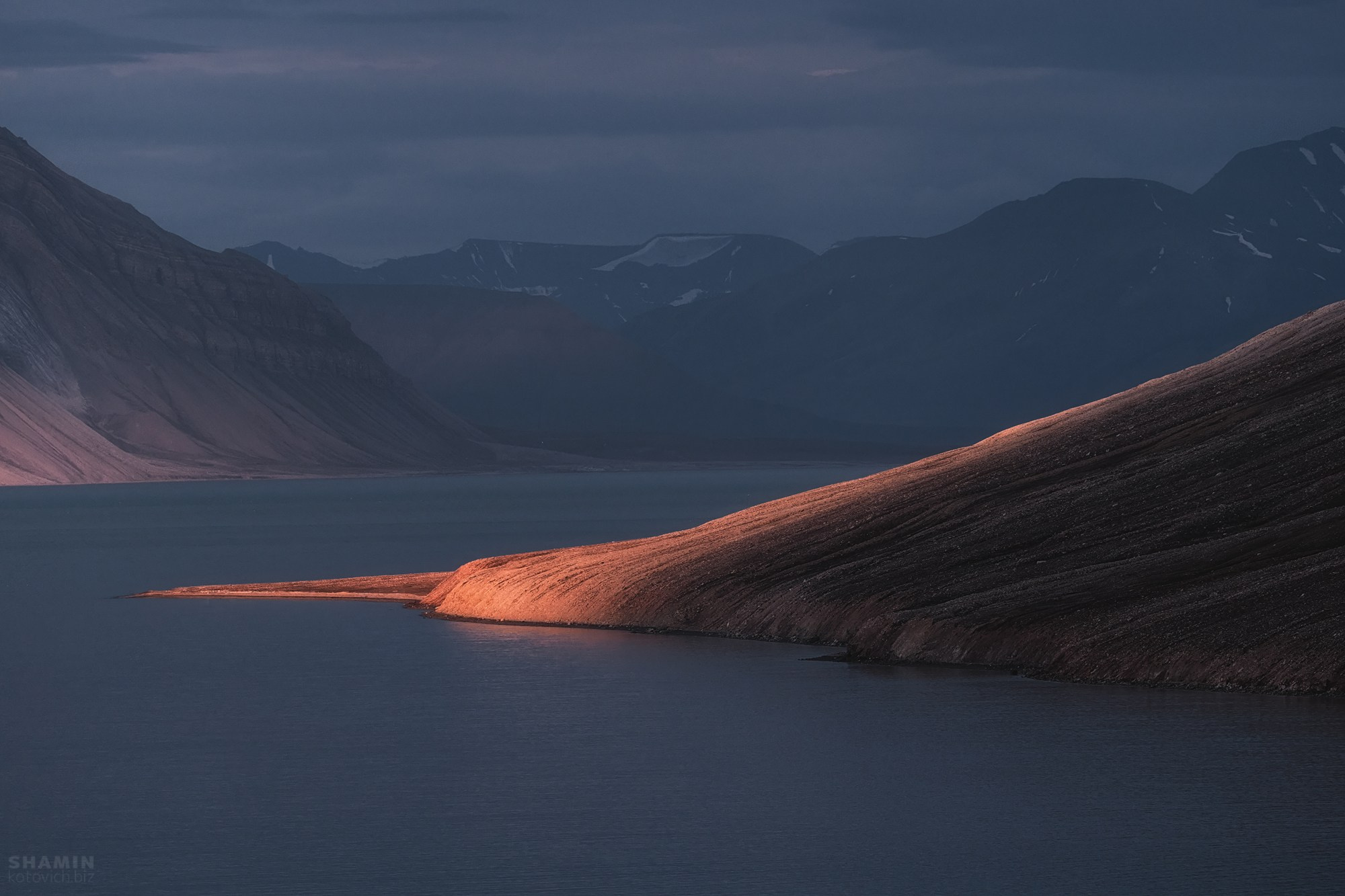 Пейзажи Шпицбергена и Арктики — горы, лед, море и северное небо в фотографиях Константина Шамина