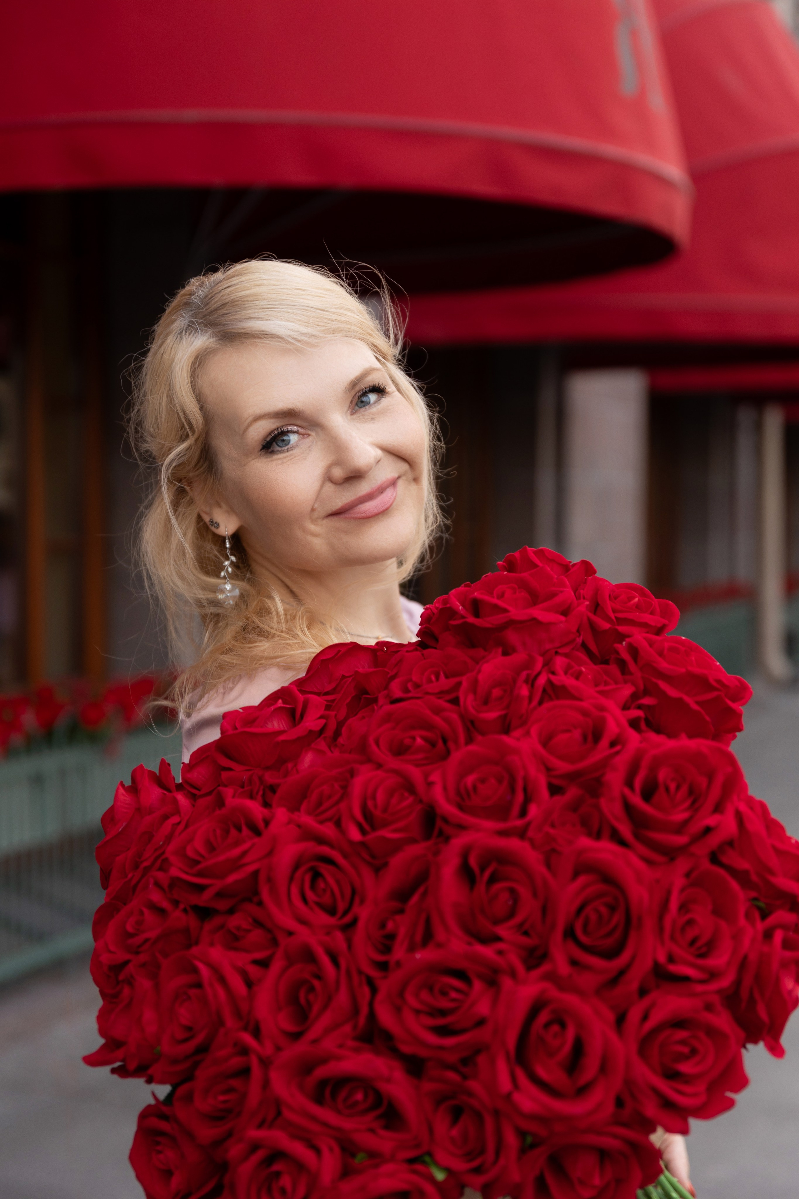 Фотопрогулка в центре с букетом красных роз. Семейный и свадебный фотограф в Санкт-Петербурге Татьяна Швыкова