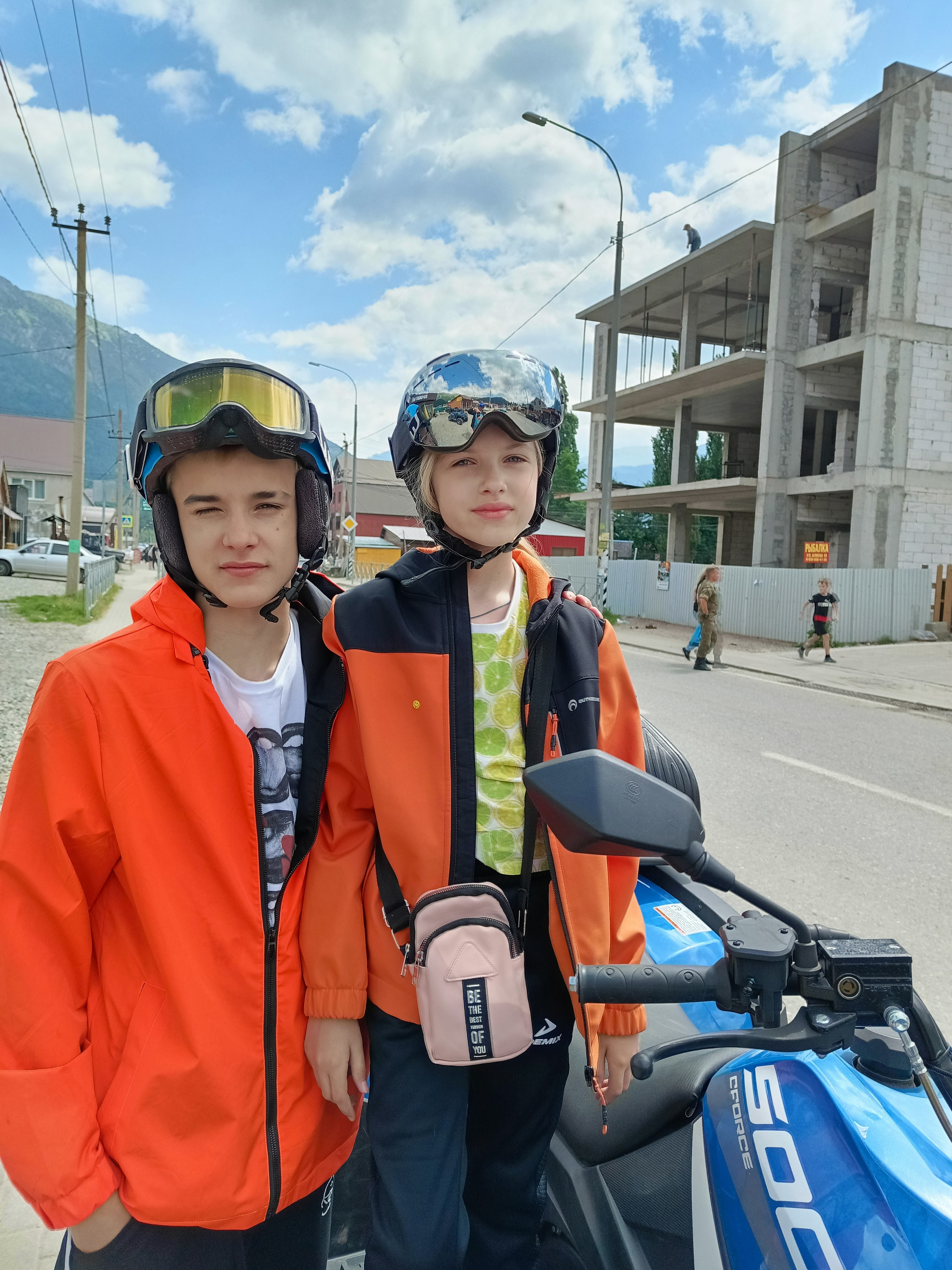 Эльбрус 2023 Маша Саша Дима. Заставка