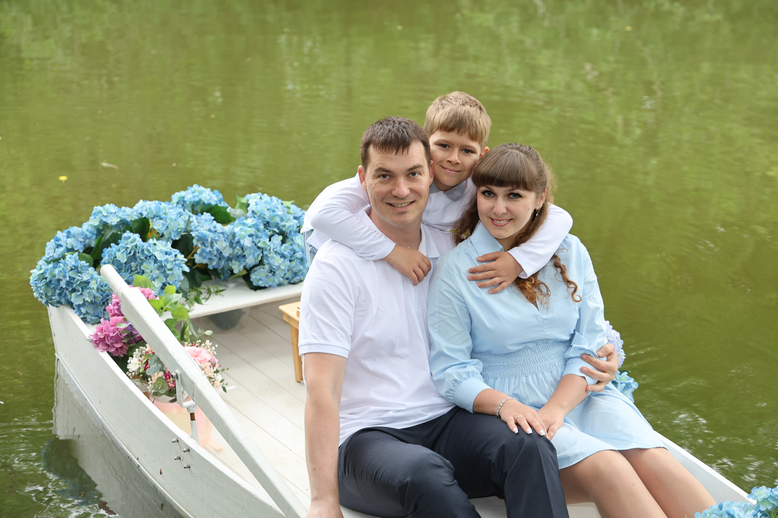 Фотосессия в лодке, лодка, озеро, платье, книга, шляпа, зонт, перчатки, весла, лето. Свадебный, семейный, женский и детский фотограф из Екатеринбурга