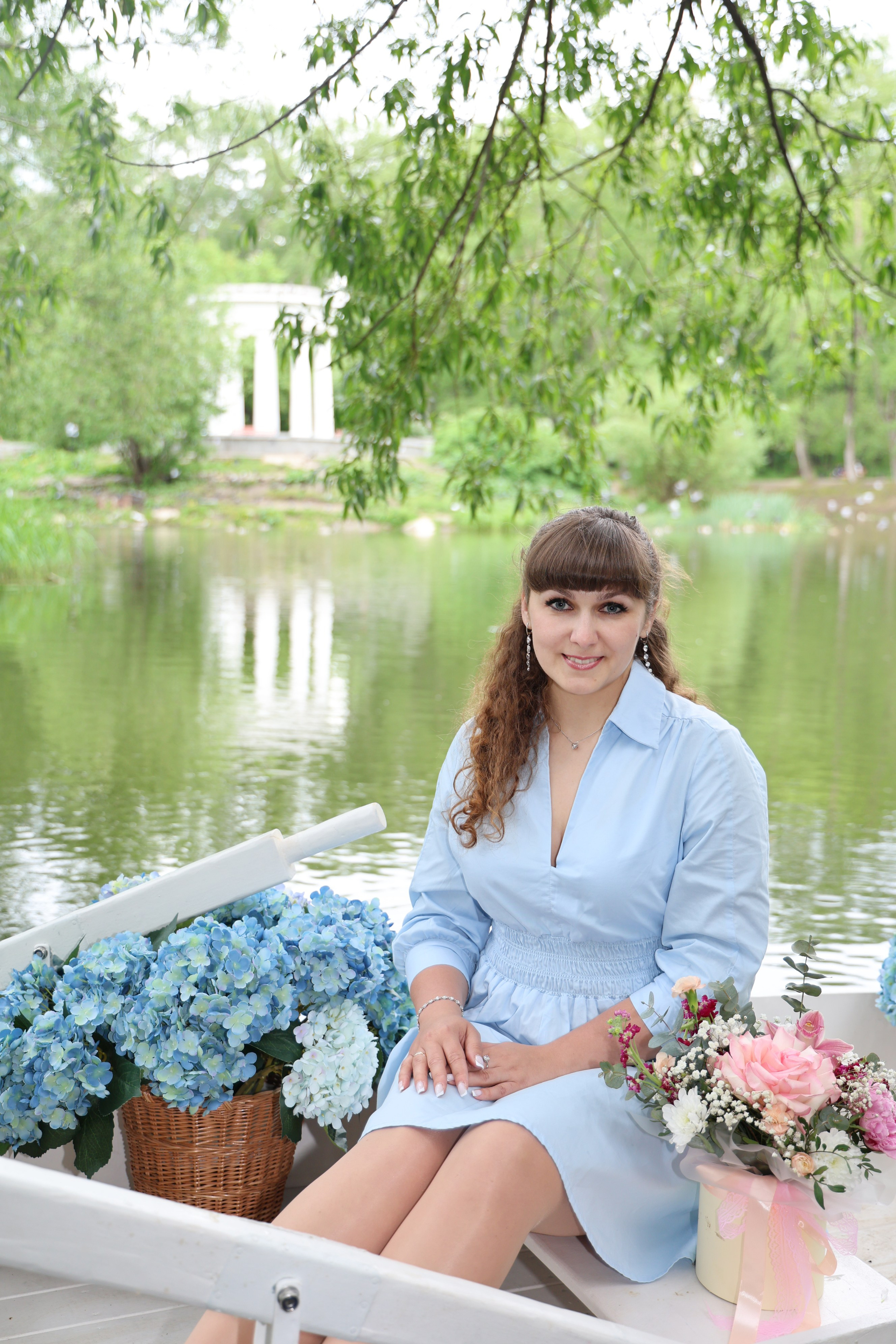 Фотосессия в лодке, лодка, озеро, платье, книга, шляпа, зонт, перчатки, весла, лето. Свадебный, семейный, женский и детский фотограф из Екатеринбурга