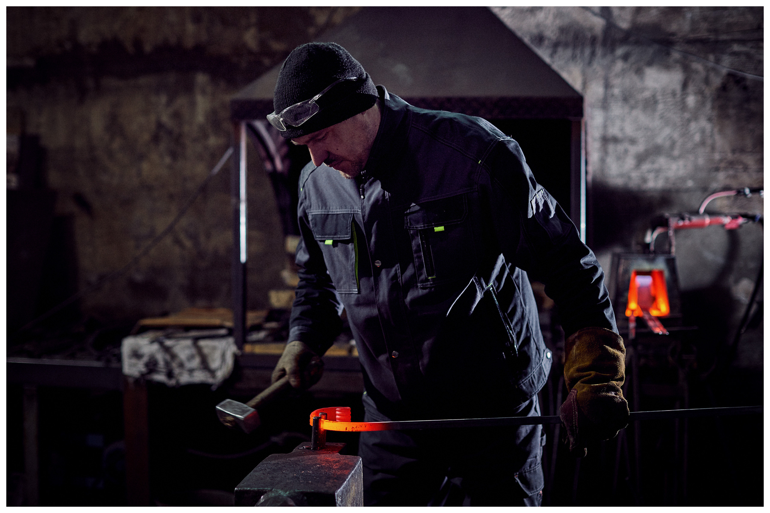 Съемка в кузнице города Качканар. Контент для бизнеса в Екатеринбурге Полдень Медиа