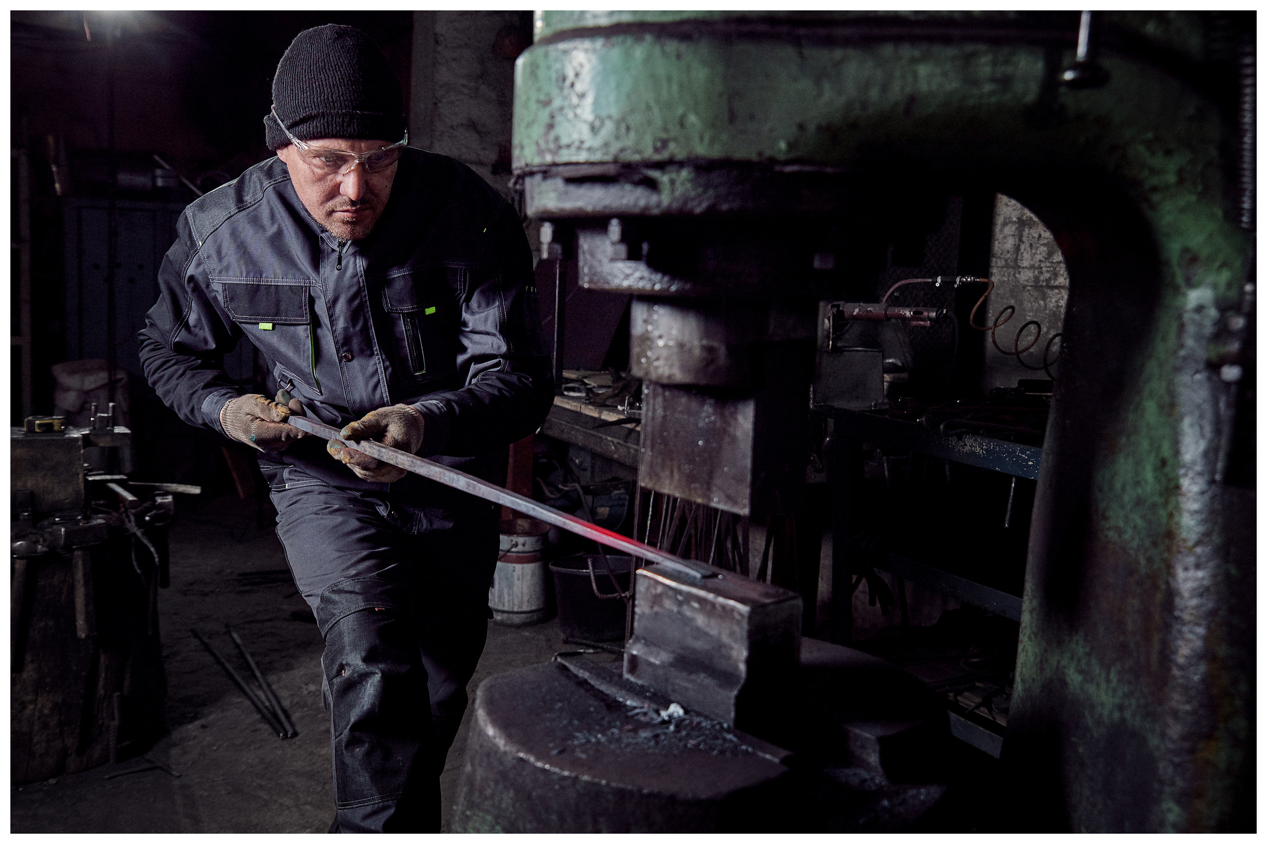 Съемка в кузнице города Качканар. Контент для бизнеса в Екатеринбурге Полдень Медиа