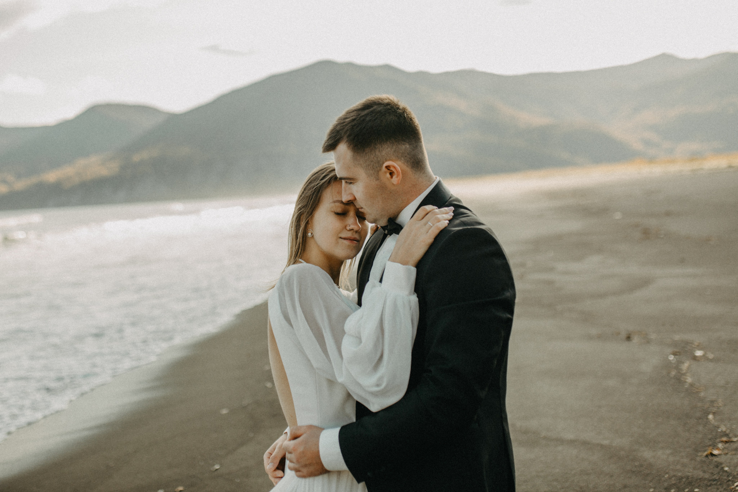 Вертолетный полет Бухта Жировая. Свадебное фото и видео на Камчатке. Туристические маршруты