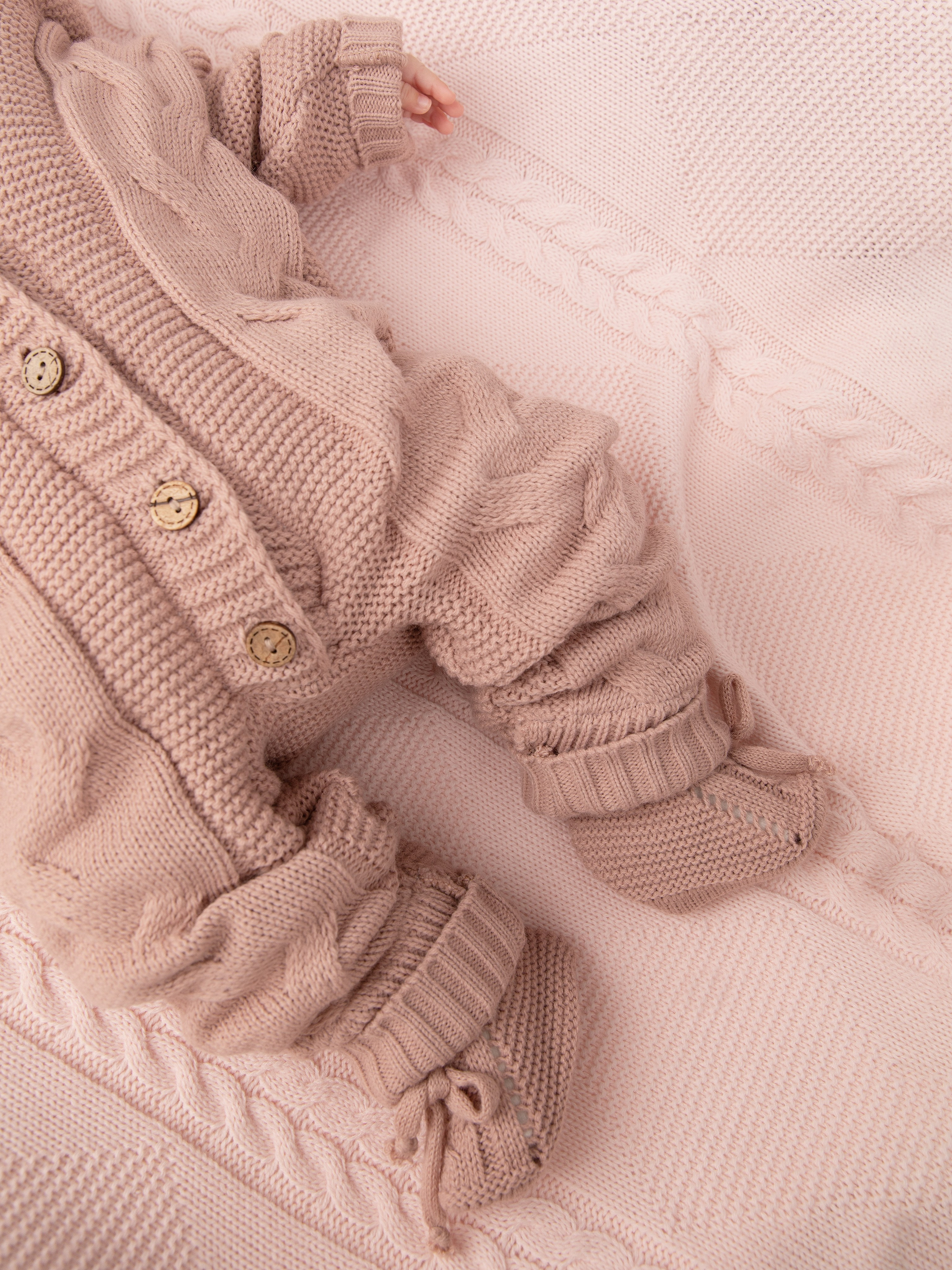 Детские вязаные комбинезоны. Фотостудия предметной и модельной съёмки для маркетплейсов