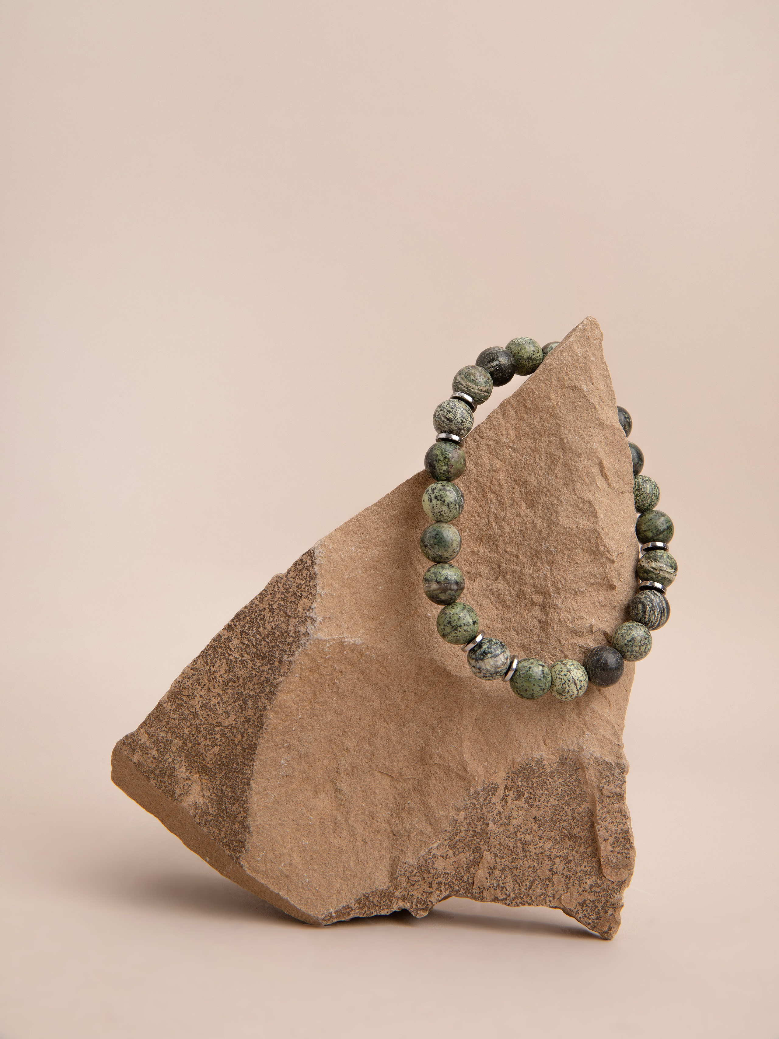 Браслеты ручной работы. Фотостудия предметной и модельной съёмки для маркетплейсов