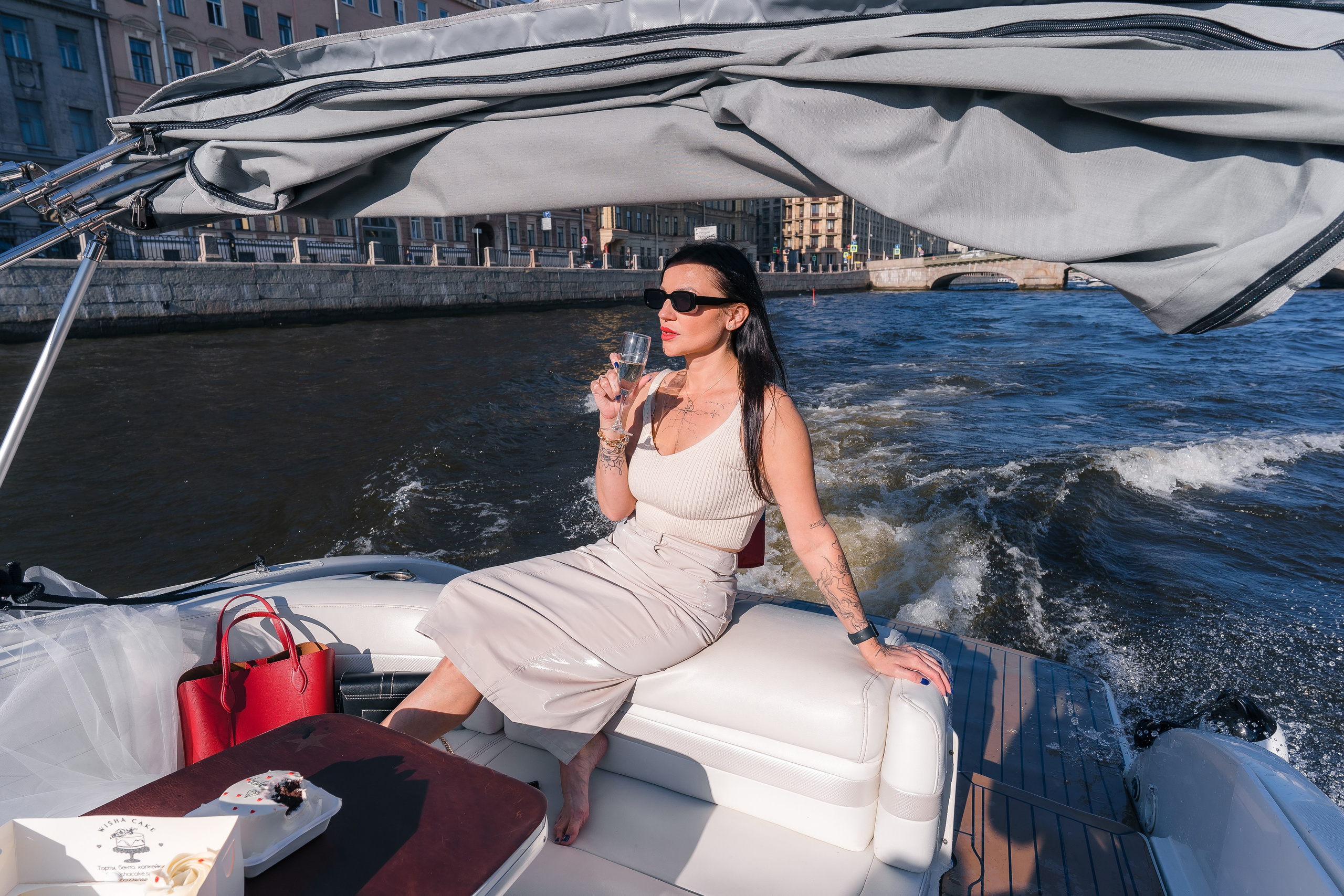 Фотосъемка девичника, встреча девушек, веселые женские портреты