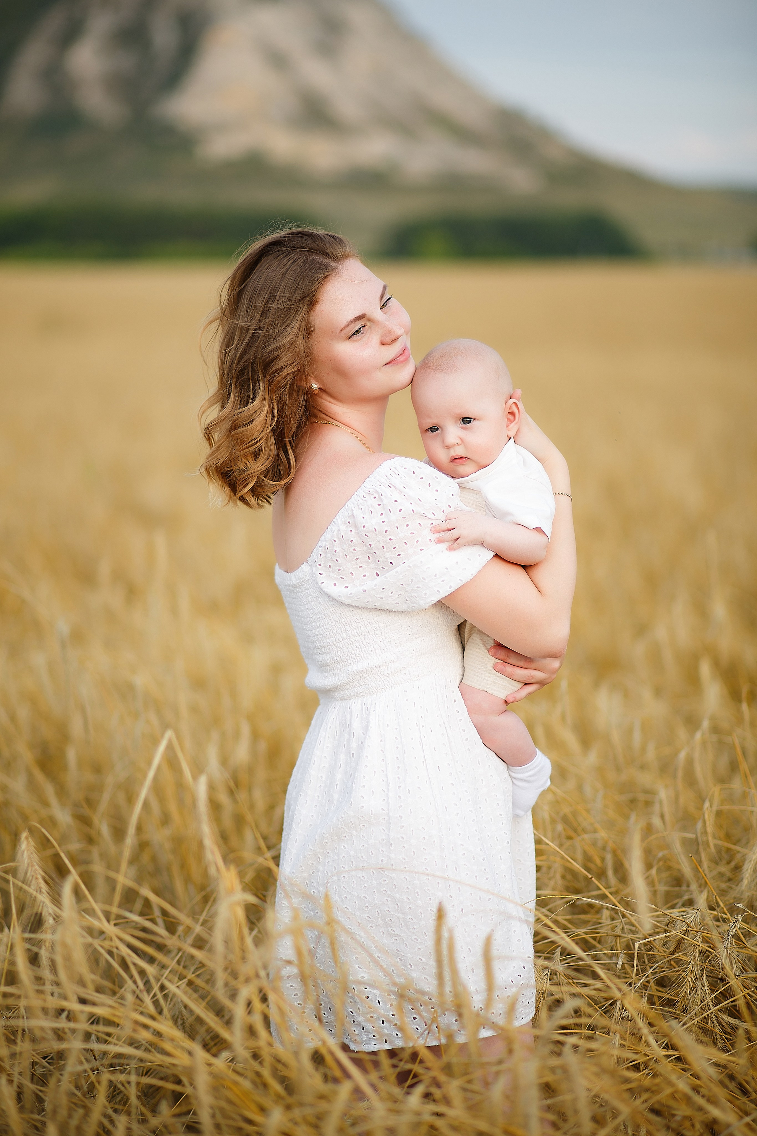 Семейная фотосессия на природе у подножия торатау. Семейный и детский фотограф в Стерлитамаке Разина Рахмангулова