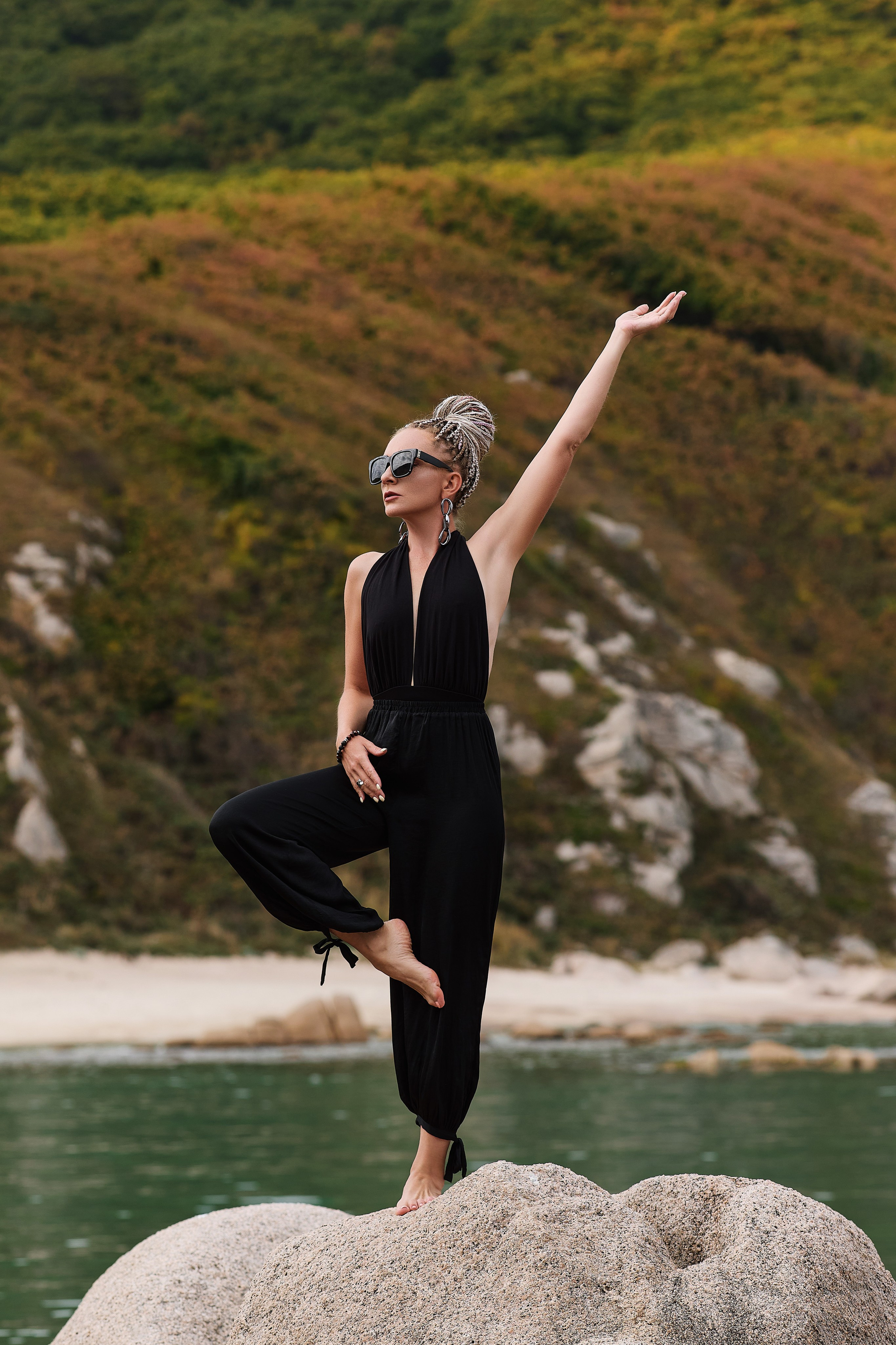 Стильная съёмка с позой из йоги на скалистом берегу моря в Приморье