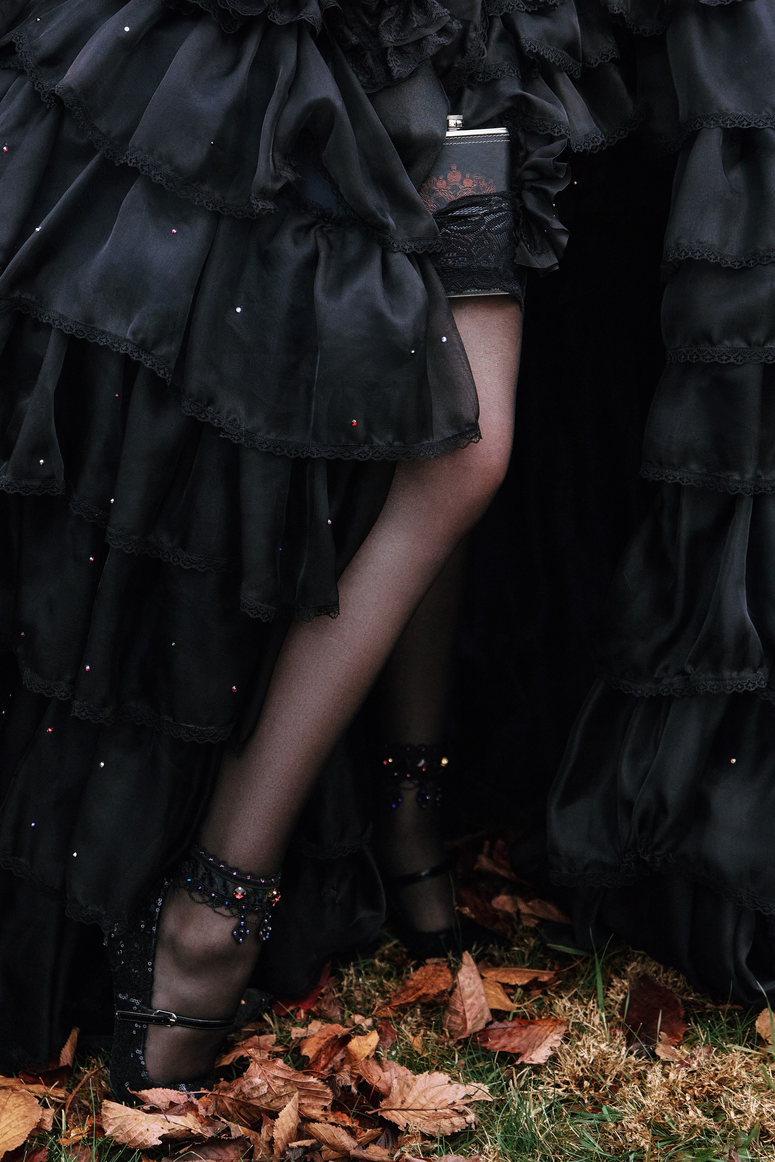 Референс для фотосессии в чулках, пышном чёрном платье и фляжкой алкоголя