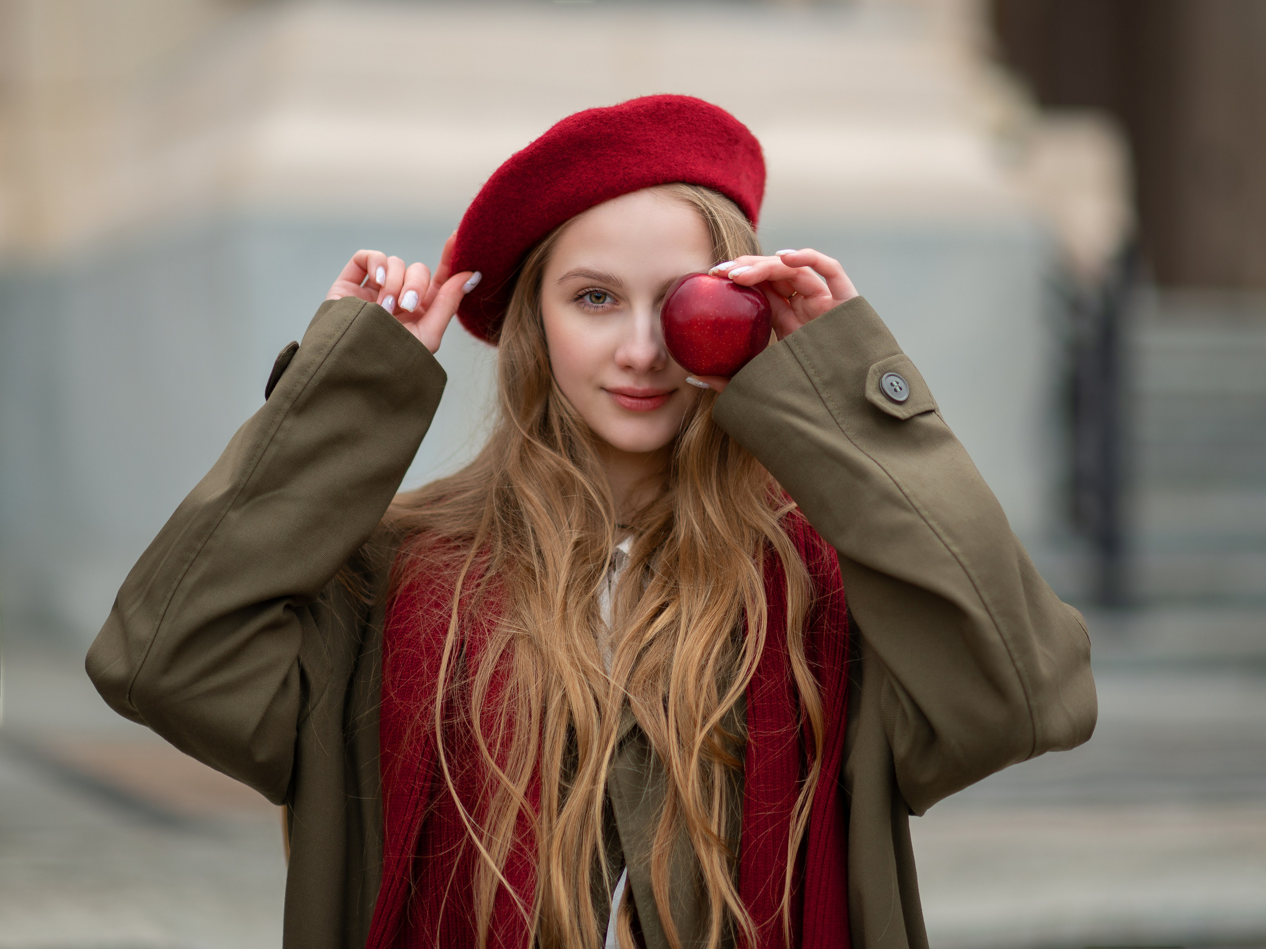 Портрет девушки в берете с красным яблоком